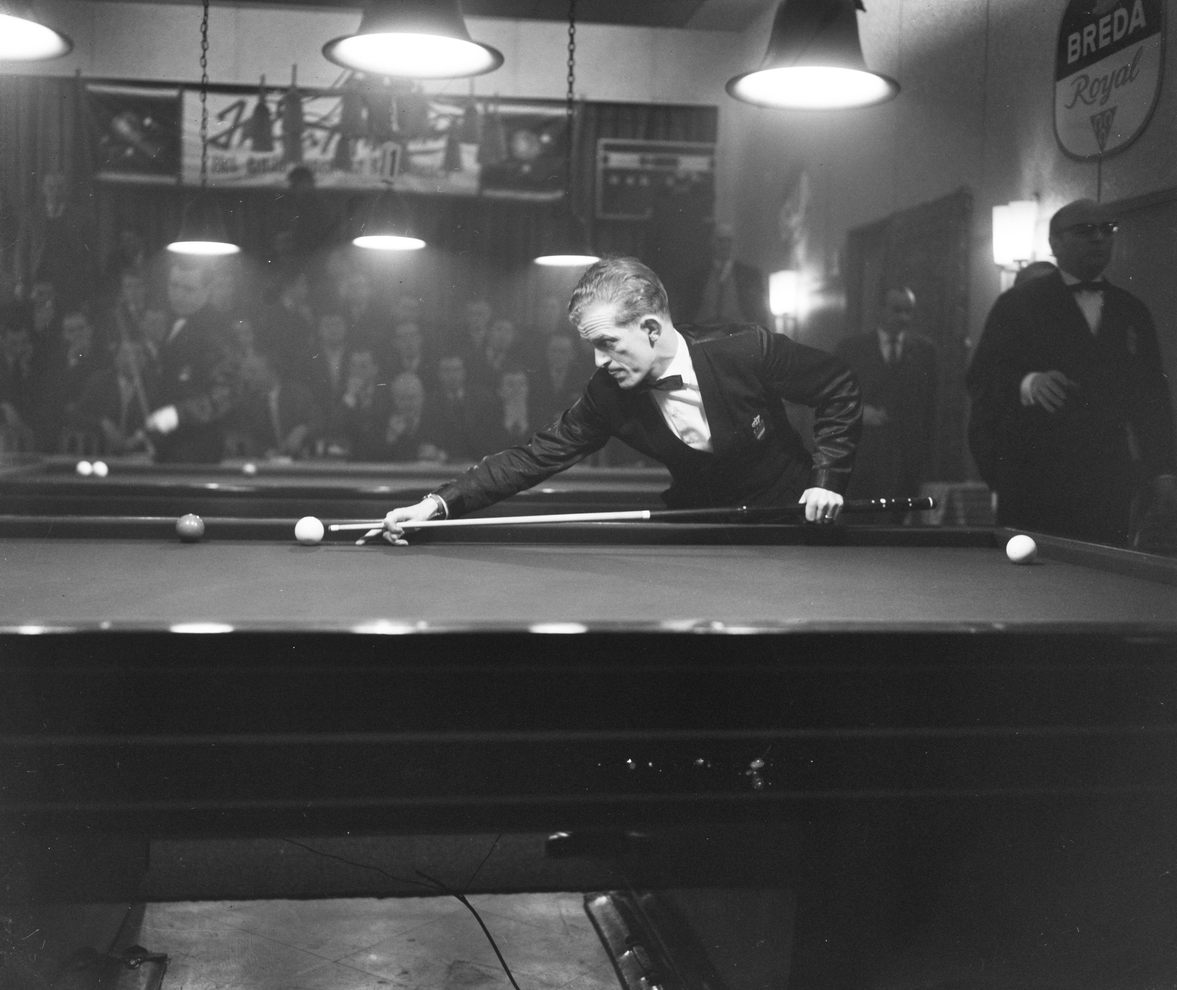 Fotocollectie Anefo — Kampioenschappen biljarten ereklasse driebanden te Breda, Henny de Ruyter (kampioen) aan stoot — Foto: Behrens, Herbert F. / Anefo. Licentie: Set B: Rechtenvrij / Publiek Domein. Bron: Nationaal Archief. http://hdl.handle.net/10648/a9c83870-d0b4-102d-bcf8-003048976d84