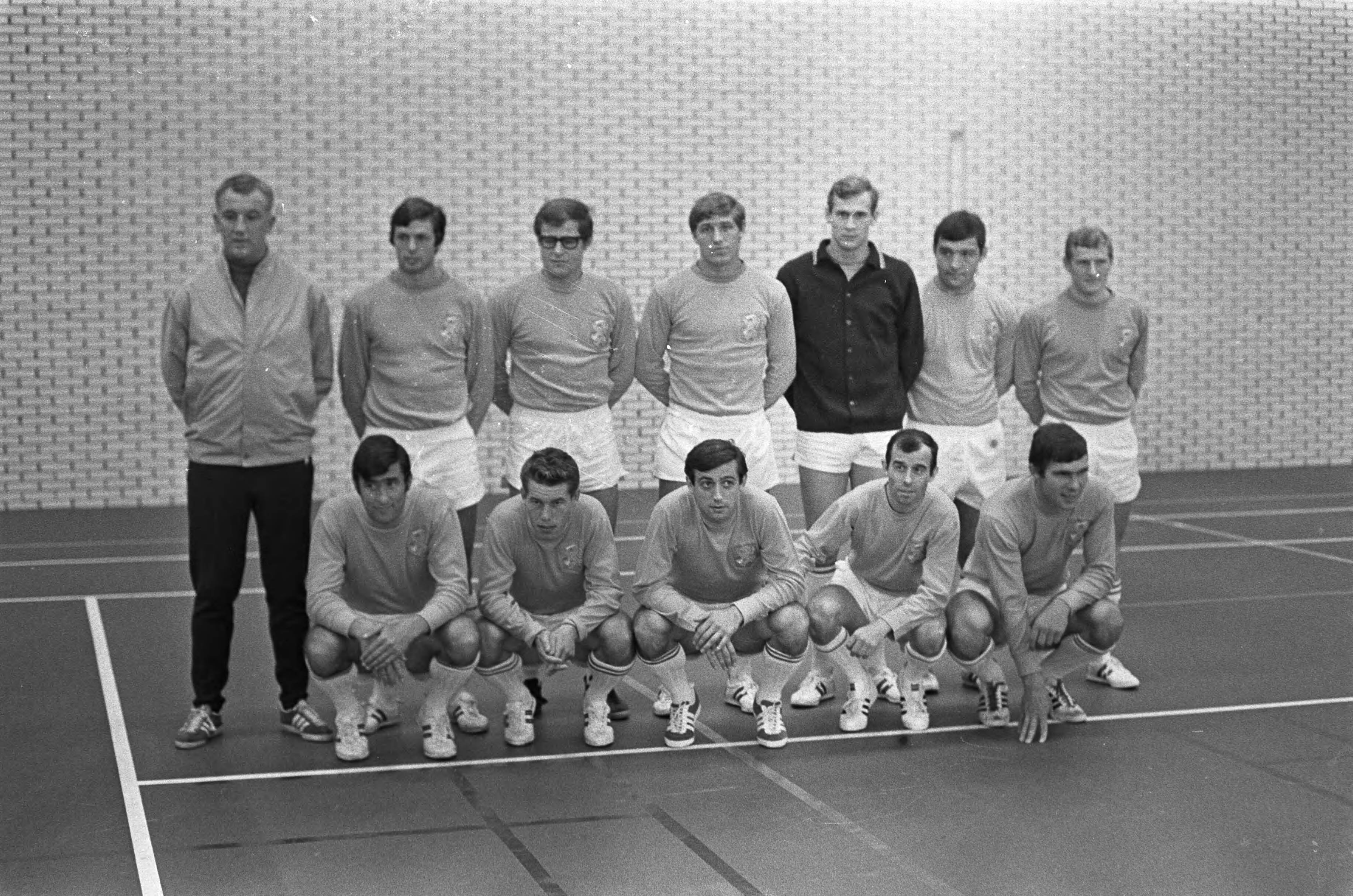 Het Nederlands elftal is voor de wedstrijd tegen Luxemburg bijeen in Zeist — Het elftal stelt zich op voor de fotografen — Foto: Fotograaf Onbekend / Anefo. Licentie: Set B: Rechtenvrij / Publiek Domein. Bron: Nationaal Archief. http://hdl.handle.net/10648/ab4c299a-d0b4-102d-bcf8-003048976d84