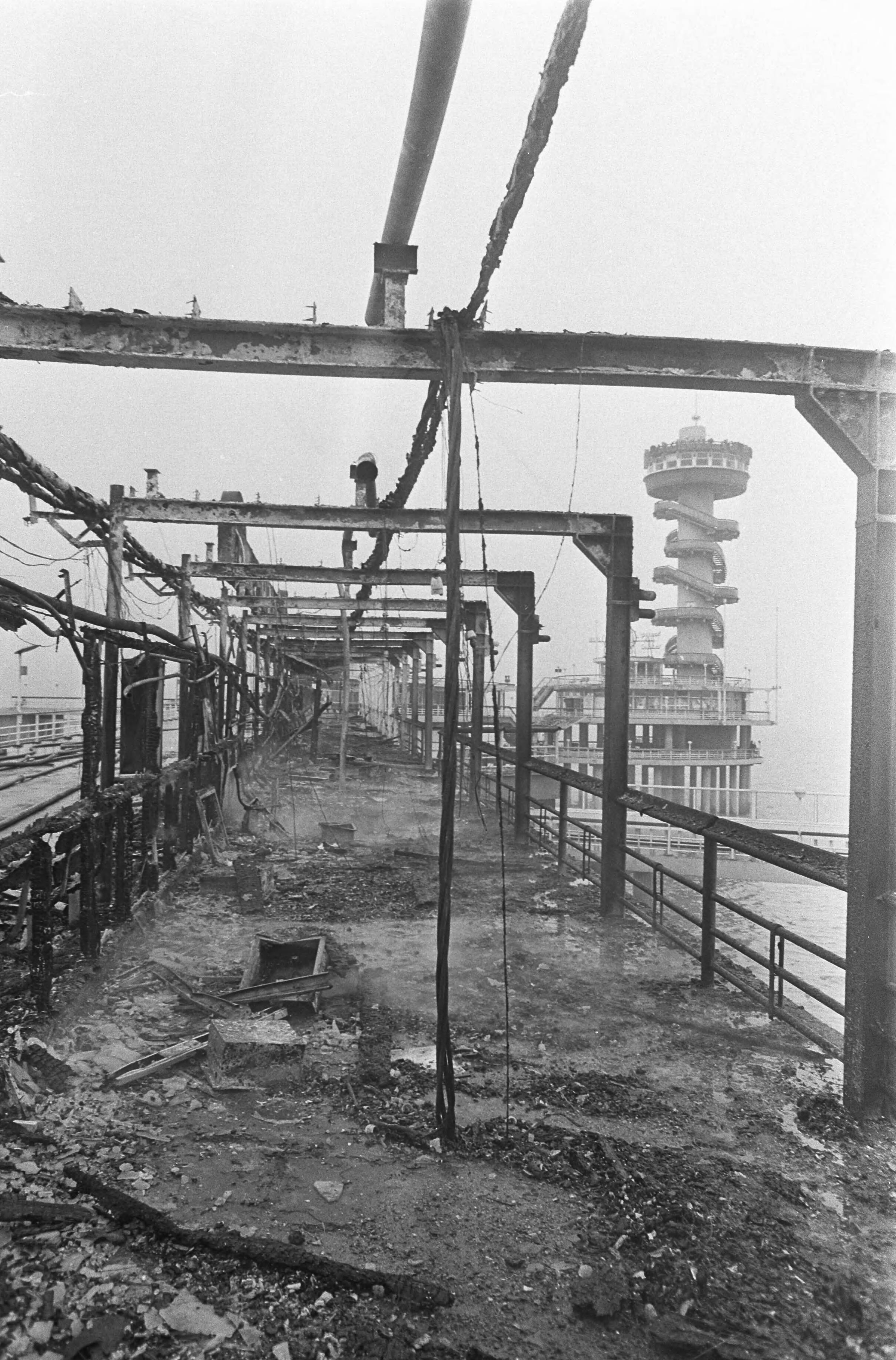 Fotocollectie Anefo — Brand op pier van Scheveningen. Enorme ravage — Foto: Nijs, Jac. de / Anefo. Licentie: Set B: Rechtenvrij / Publiek Domein. Bron: Nationaal Archief. http://hdl.handle.net/10648/ab3dde26-d0b4-102d-bcf8-003048976d84
