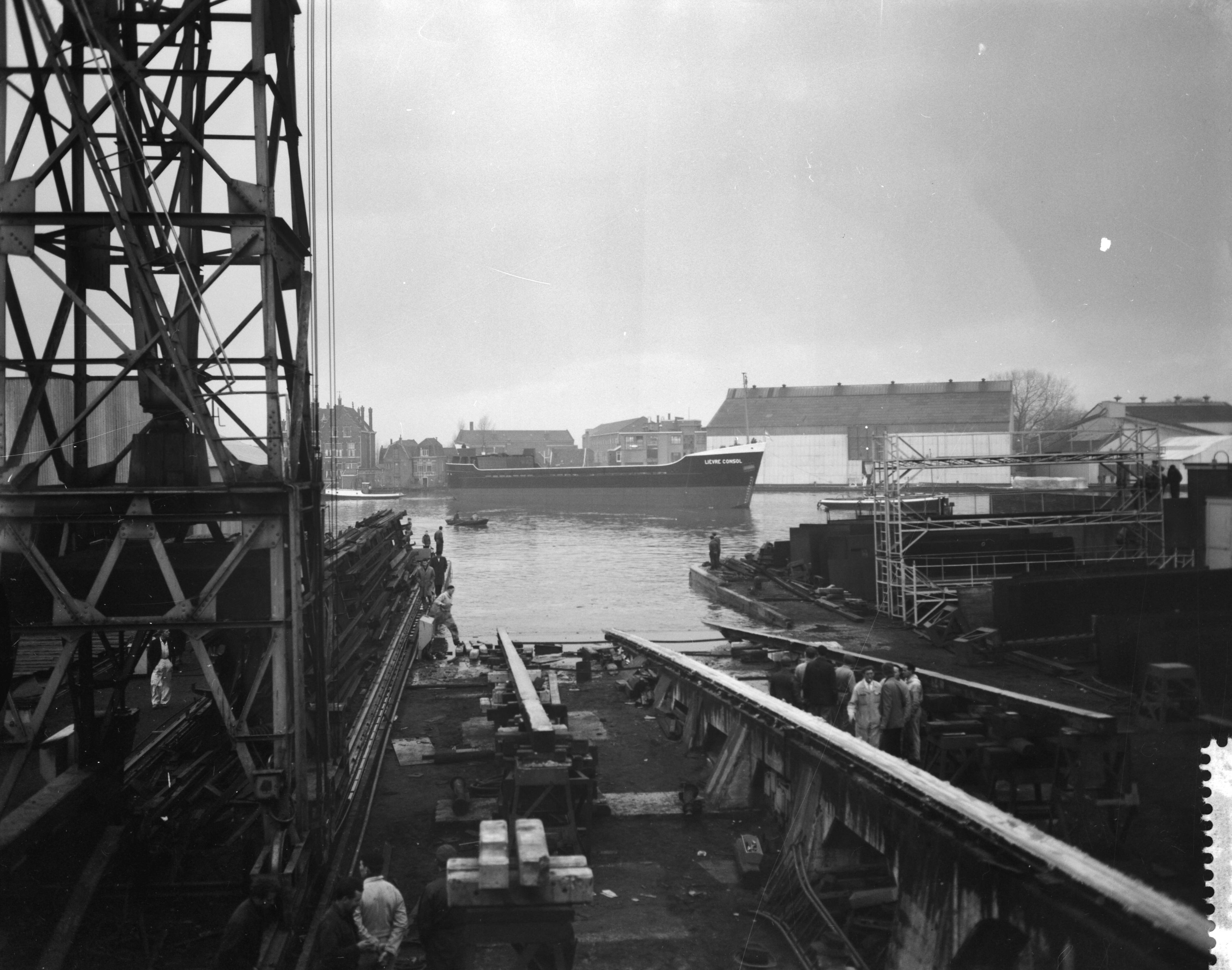 Fotocollectie Anefo — Tewaterlating van de "Loutre Consol" bij de Zaanlandse Scheepsbouw Maatschappij — Foto: Bilsen, Joop van / Anefo. Licentie: Set B: Rechtenvrij / Publiek Domein. Bron: Nationaal Archief. http://hdl.handle.net/10648/a9a81e00-d0b4-102d-bcf8-003048976d84