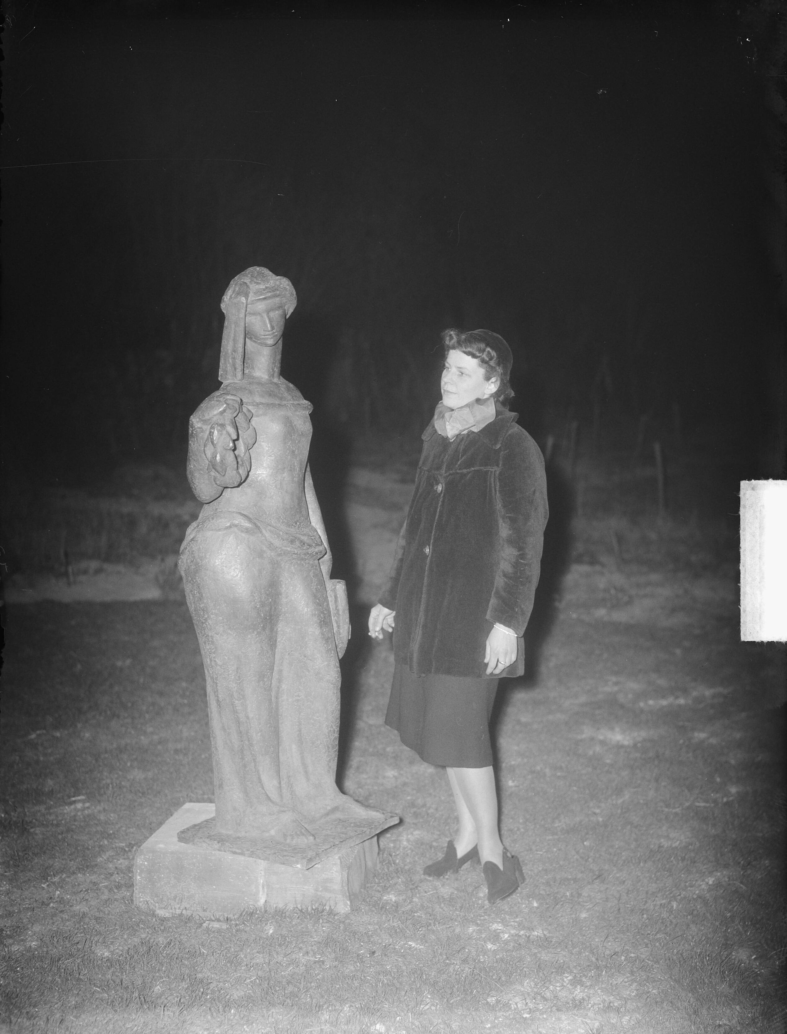 Fotocollectie Anefo — Ontwerpster Jeanne Kouwenaar-Bijlo (uit Bergen) met het beeld voor de gevallenen in de Tweede Wereldoorlog, getiteld Stedemaagd in Alkmaar — Foto: Nijs, Jac. de / Anefo. Licentie: Set B: Rechtenvrij / Publiek Domein. Bron: Nationaal Archief. http://hdl.handle.net/10648/a8d65c62-d0b4-102d-bcf8-003048976d84