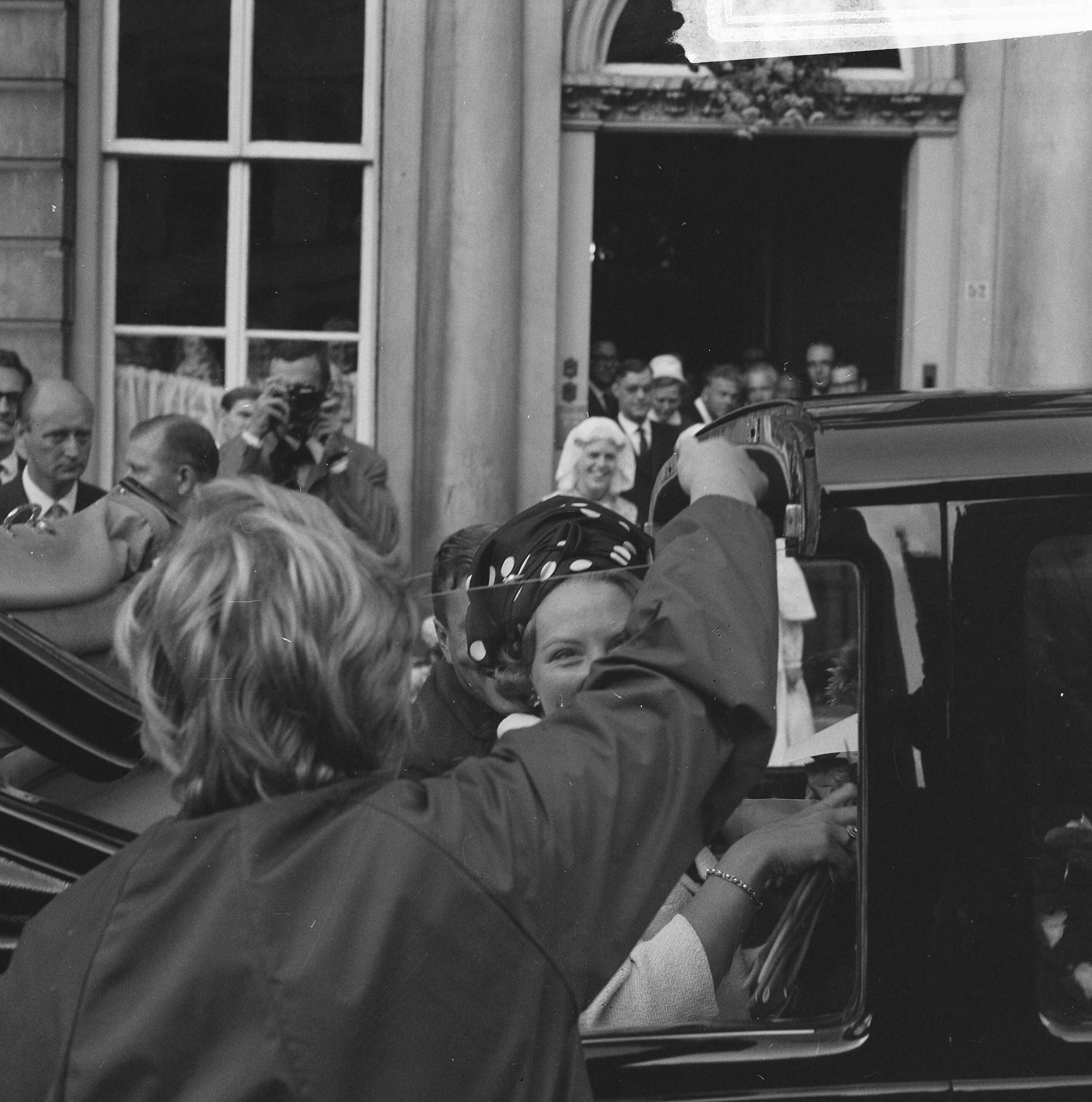 Bezoek van prinses Beatrix en Claus von Amsberg aan de drie noordelijke provincies — Bezoek prinses Beatrix en haar verloofde Claus von Amsberg aan Leeuwarden, aankomst bij het Provinciehuis na rijtoer met Rolls Royce — Foto: Kroon, Ron / Anefo. Licentie: Set B: Rechtenvrij / Publiek Domein. Bron: Nationaal Archief. http://hdl.handle.net/10648/aabf027c-d0b4-102d-bcf8-003048976d84