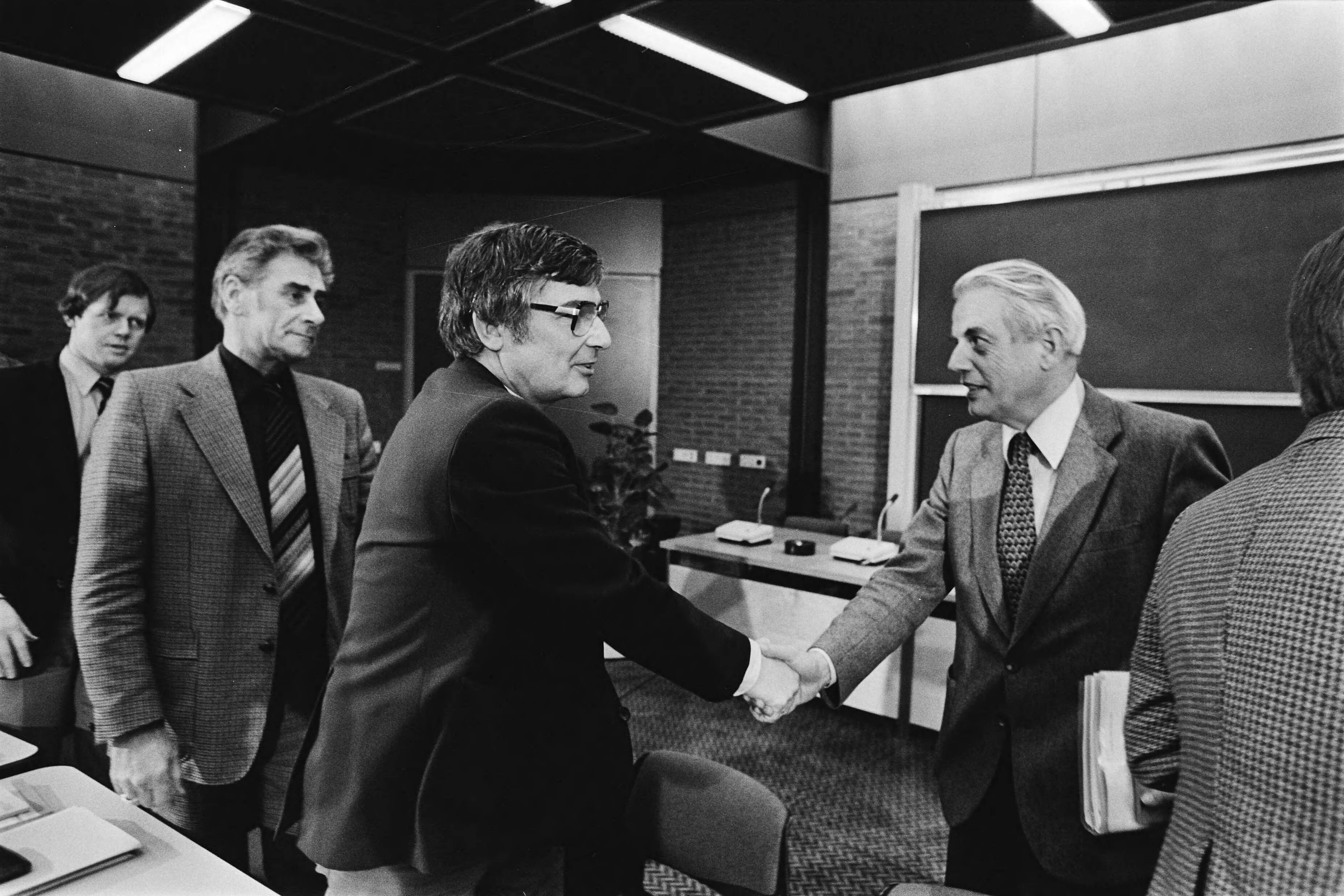 Fotocollectie Anefo — Overleg Metaal CAO in FME gebouw te Zoetermeer; foto FME voorzitter ter Hart (r) begroet Rijkse (woordvoerder industriebond FNV) — Foto: Suyk, Koen / Anefo. Licentie: Set B: Rechtenvrij / Publiek Domein. Bron: Nationaal Archief. http://hdl.handle.net/10648/acda553e-d0b4-102d-bcf8-003048976d84