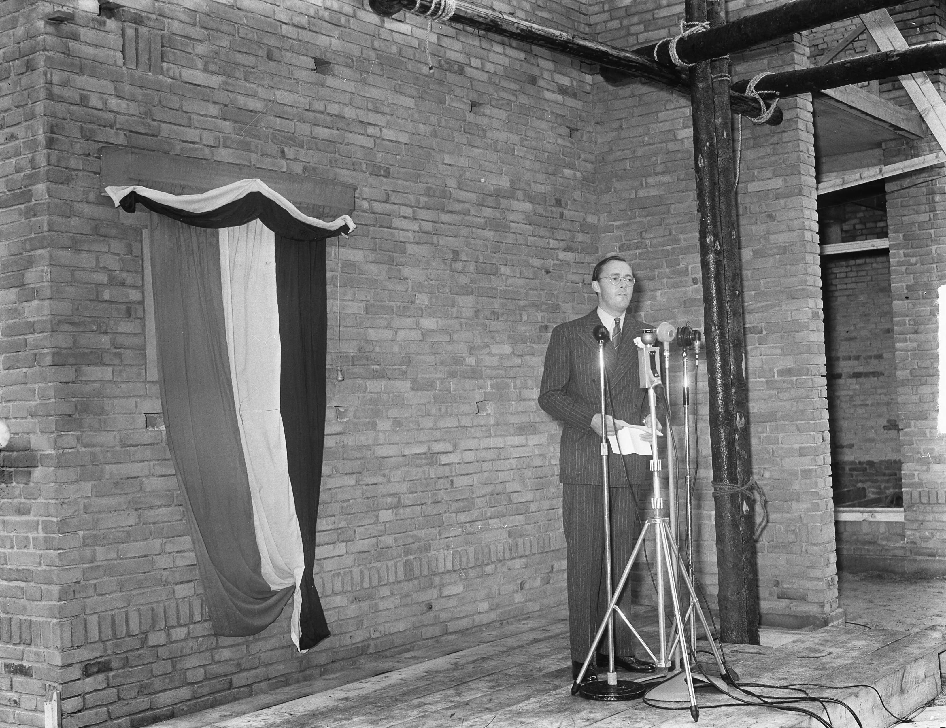Bezoek van prins Bernhard aan Alkmaar — Prins Bernhard in Alkmaar — Foto: Pot, Harry / Anefo. Licentie: Set B: Rechtenvrij / Publiek Domein. Bron: Nationaal Archief. http://hdl.handle.net/10648/a8df0484-d0b4-102d-bcf8-003048976d84