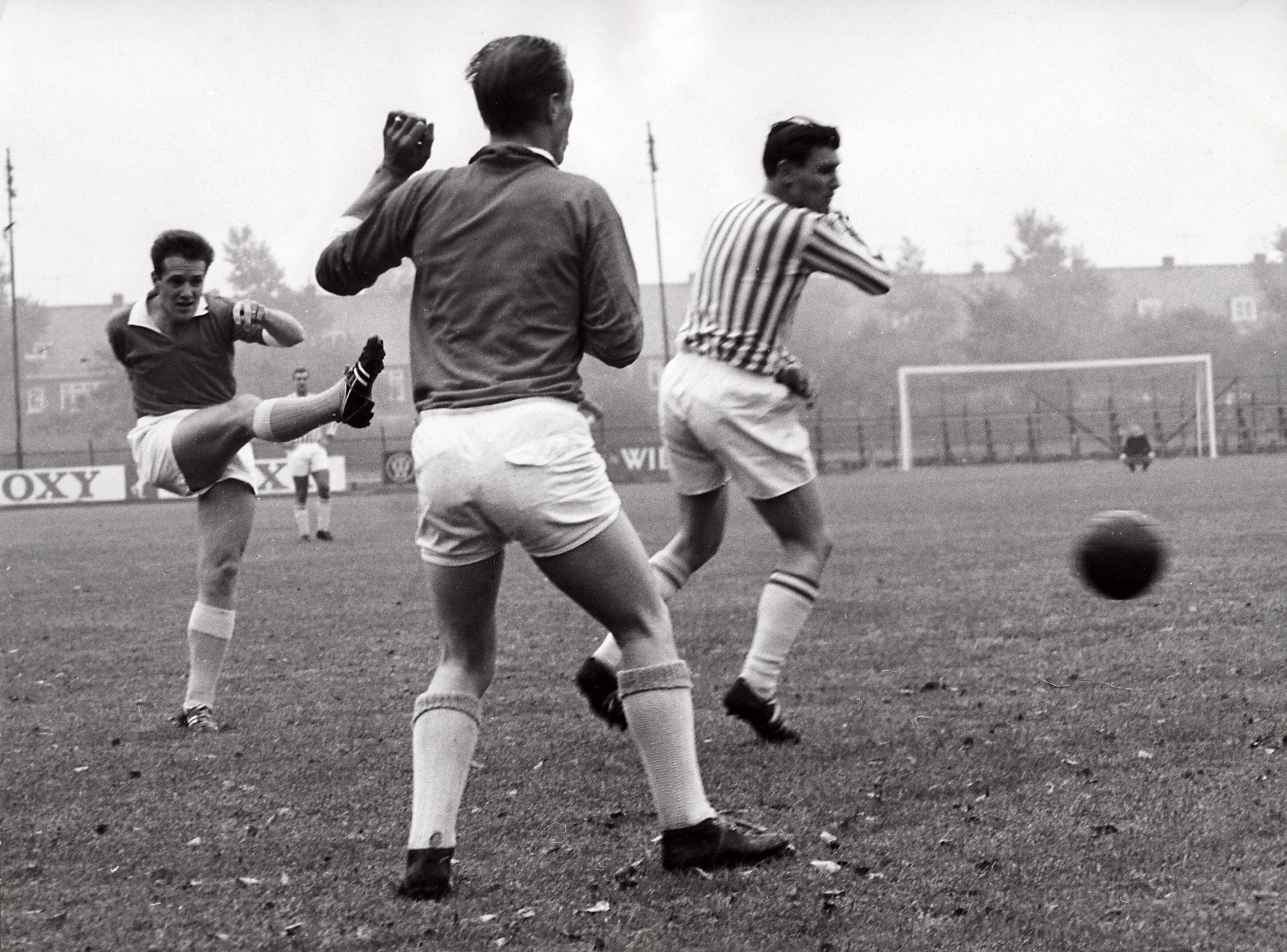 Sportactiviteiten personeel Drukkerij N.V. De Spaarnestad / Voetbal, o.a. F.C. Panorama — Serie: Voetbalwedstrijd Spaarnestad - Daily Express, september 1964, spelmoment — Foto: Fotograaf Onbekend / Spaarnestad / Spaarnestad Photo (05887). Licentie: Set B: Rechtenvrij / Publiek Domein. Bron: Nationaal Archief. http://hdl.handle.net/10648/35429da6-3eef-a382-e063-6df0900a6686