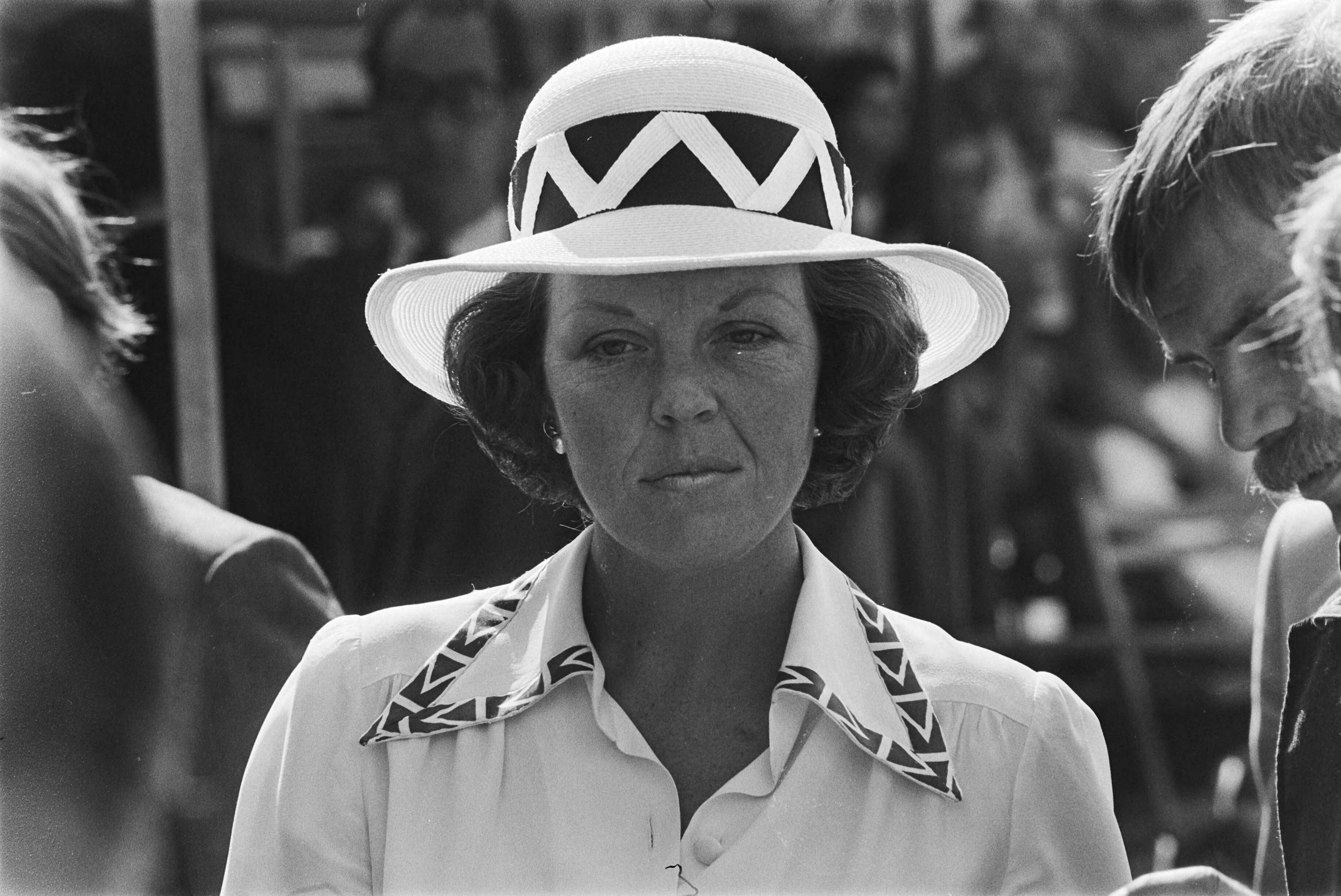 Fotocollectie Anefo — Prinses Beatrix opent nieuwbouw Emiliehoeve in Den Haag Prinses Beatrix in gesprek met bewoners — Foto: Bogaerts, Rob / Anefo. Licentie: Set B: Rechtenvrij / Publiek Domein. Bron: Nationaal Archief. http://hdl.handle.net/10648/ac8aaa16-d0b4-102d-bcf8-003048976d84