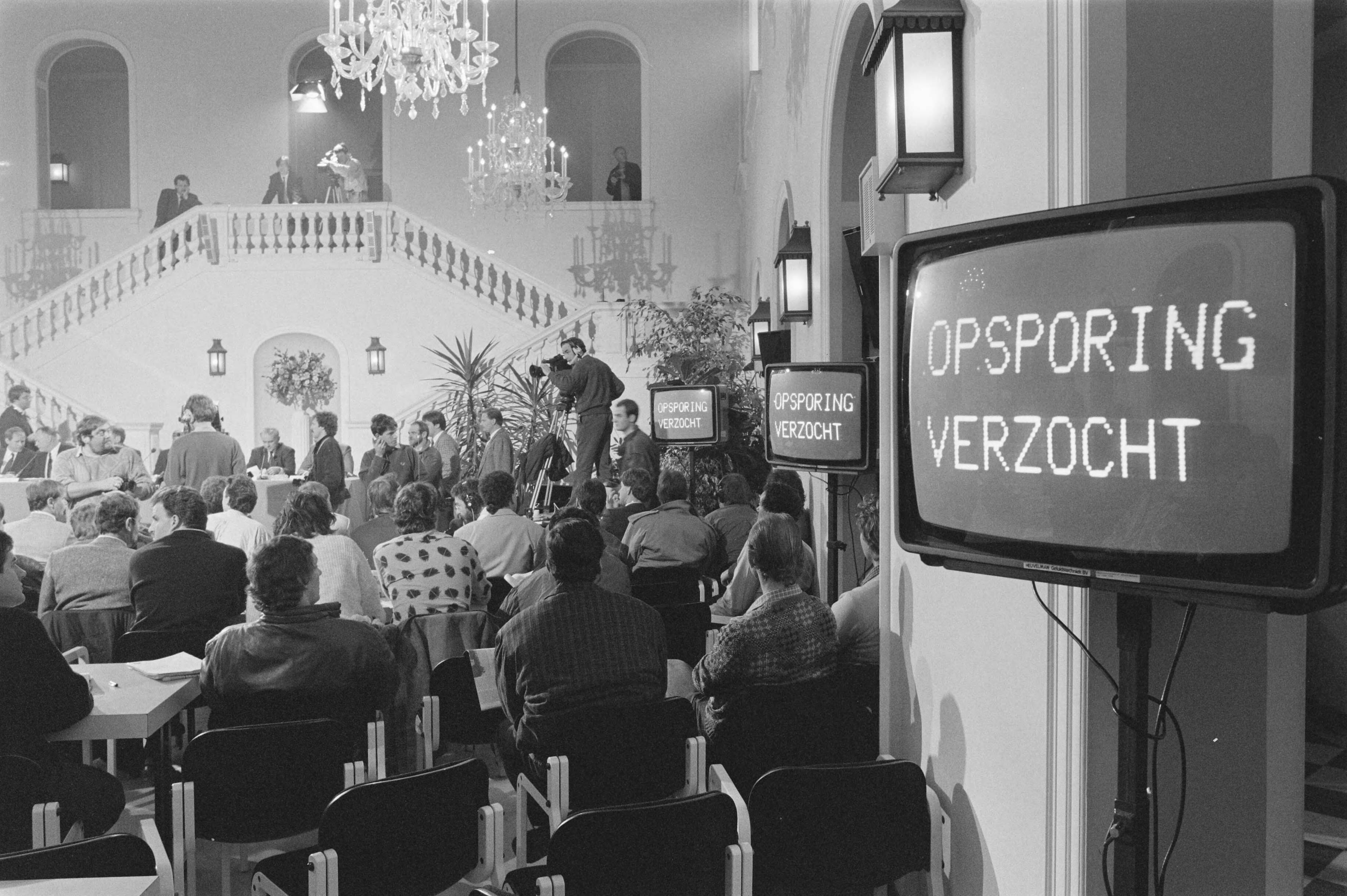 Fotocollectie Anefo — Persconferentie i.v.m. ontvoering Gerrit Jan Heijn in gemeentehuis Bloemendaal met tv-programma "Opsporing Verzocht" — Foto: Croes, Rob C. / Anefo. Licentie: Set B: Rechtenvrij / Publiek Domein. Bron: Nationaal Archief. http://hdl.handle.net/10648/ad6731c0-d0b4-102d-bcf8-003048976d84