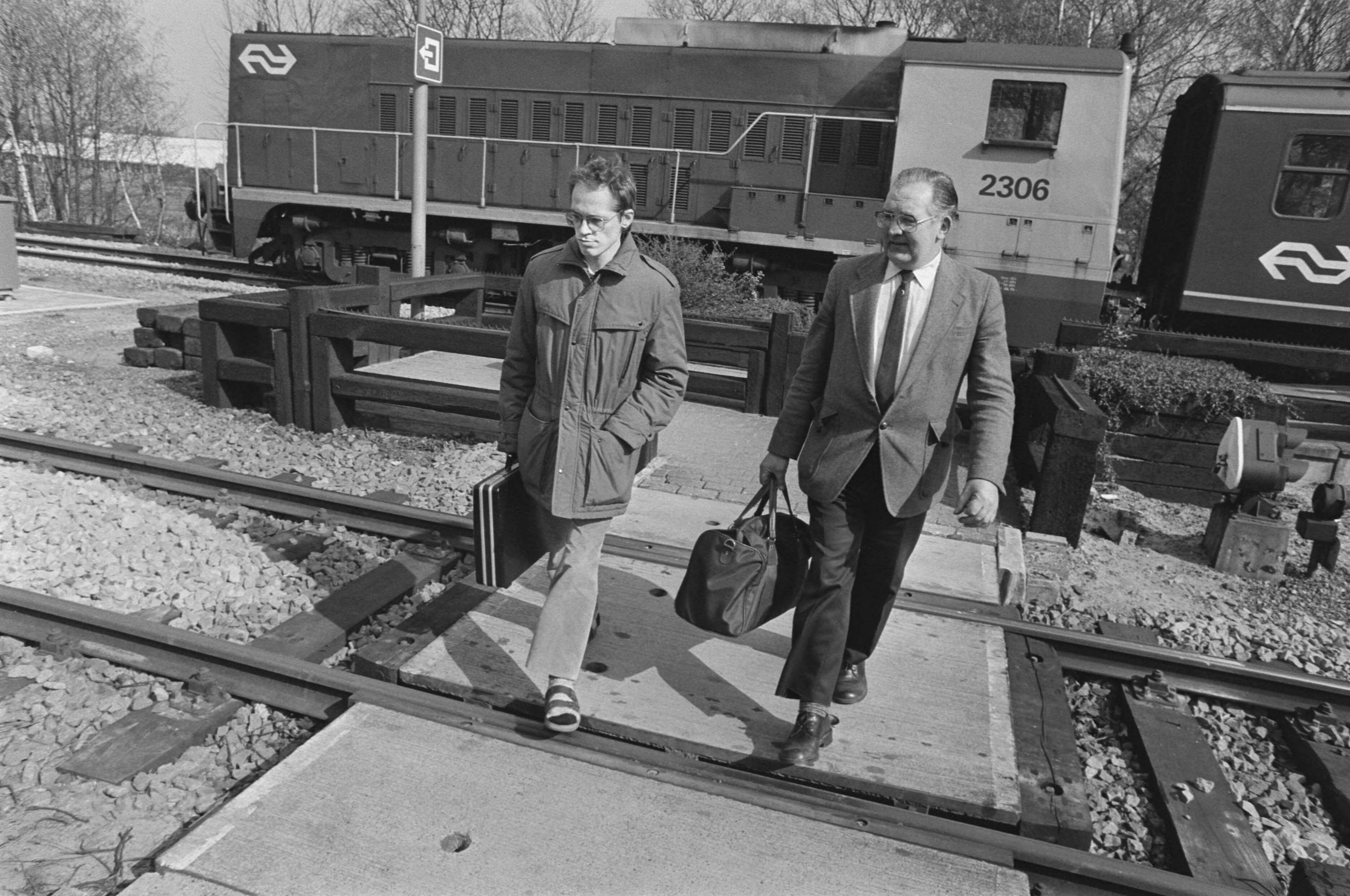 Fotocollectie Anefo — Jannes van der Wal bereidt zich in de trein van Groninge naar Nijverdal voor op NK dammen; Jannes van der Wal op station Nijverdal — Foto: Bogaerts, Rob / Anefo. Licentie: Set B: Rechtenvrij / Publiek Domein. Bron: Nationaal Archief. http://hdl.handle.net/10648/ad5f6832-d0b4-102d-bcf8-003048976d84