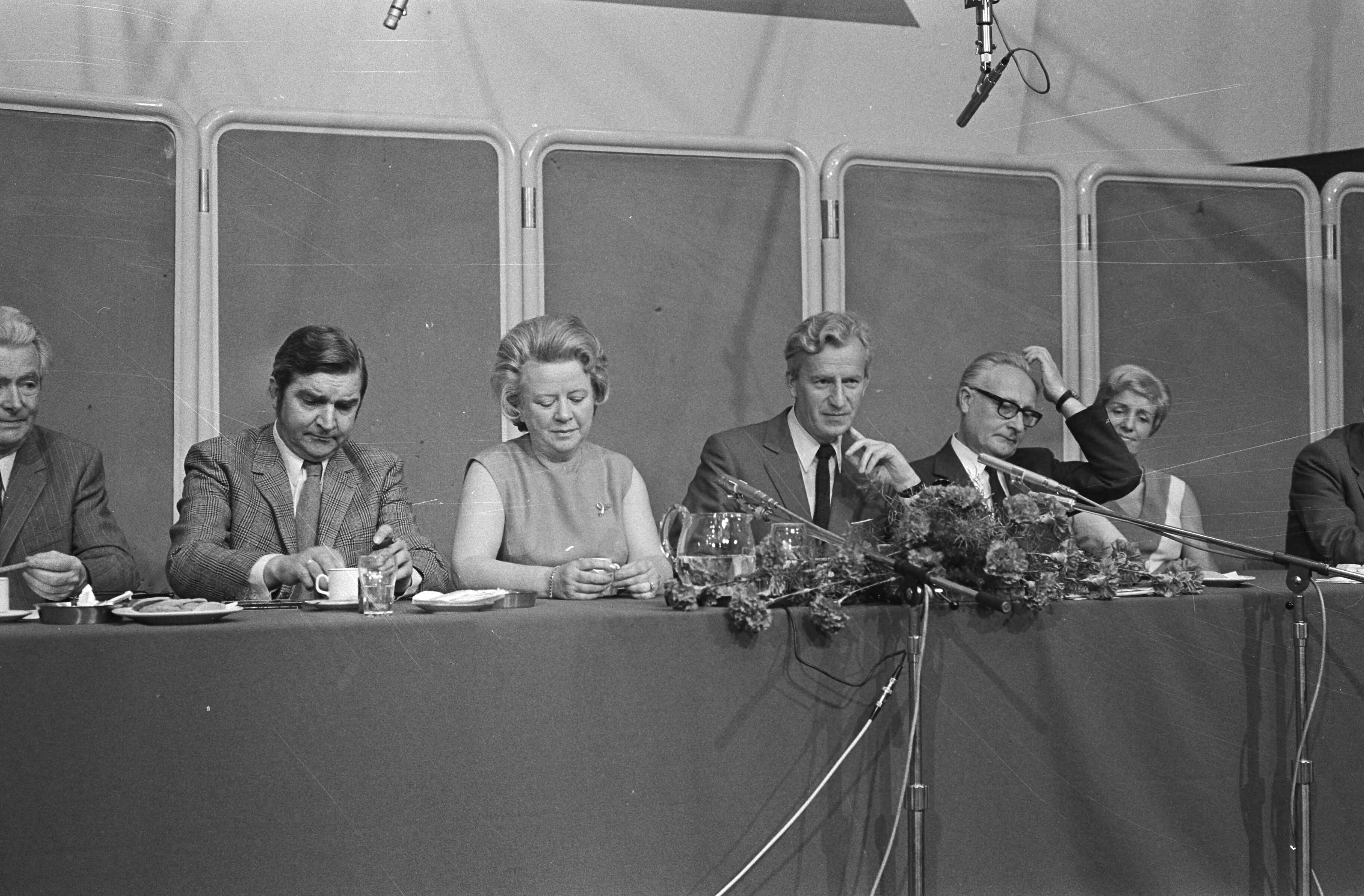 André Kloos volgt Jan Broeksz op als voorzitter van de VARA te Hilversum — Kloos aan het woord — Foto: Fotograaf Onbekend / Anefo. Licentie: Set B: Rechtenvrij / Publiek Domein. Bron: Nationaal Archief. http://hdl.handle.net/10648/abbe5e3e-d0b4-102d-bcf8-003048976d84