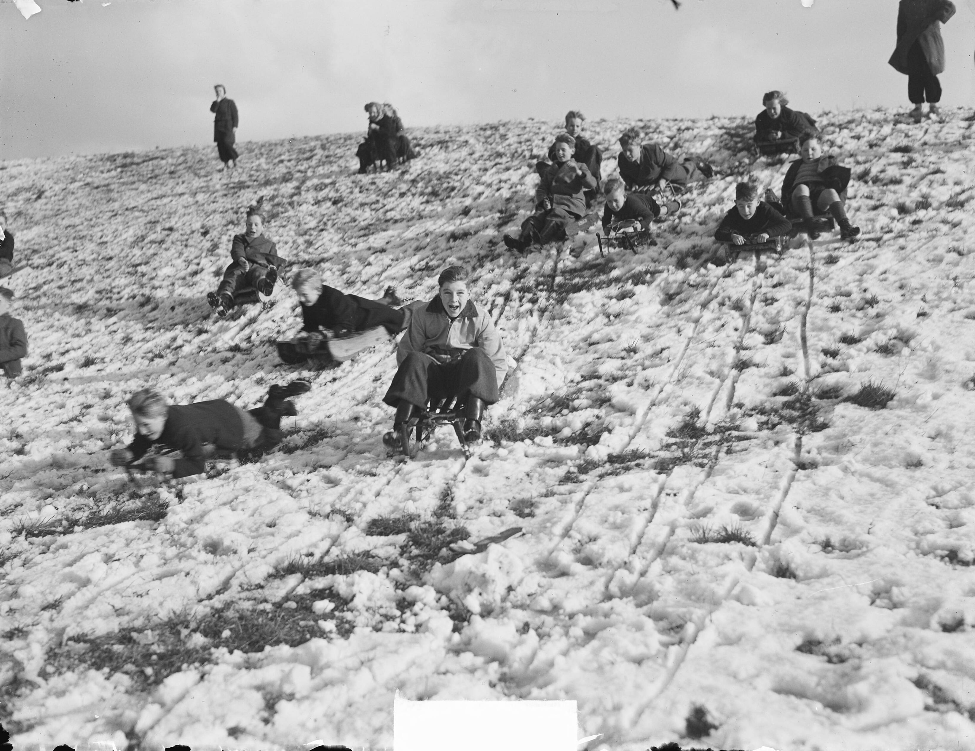 Fotocollectie Anefo — Schaatspret Den Haag — Foto: Duinen, H. van / Anefo. Licentie: Set B: Rechtenvrij / Publiek Domein. Bron: Nationaal Archief. http://hdl.handle.net/10648/a8e3b02e-d0b4-102d-bcf8-003048976d84