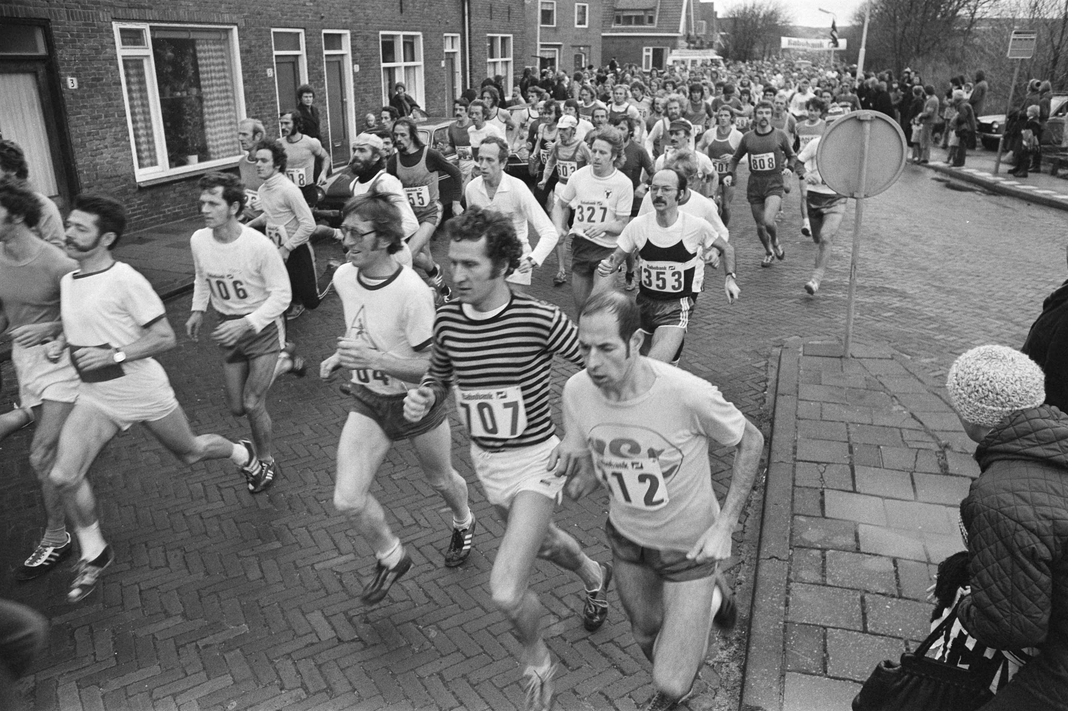 Fotocollectie Anefo — Strandmarathon in Egmond aan Zee ; in Bergen aan Zee — Foto: Verhoeff, Bert / Anefo. Licentie: Set B: Rechtenvrij / Publiek Domein. Bron: Nationaal Archief. http://hdl.handle.net/10648/ac7aac74-d0b4-102d-bcf8-003048976d84