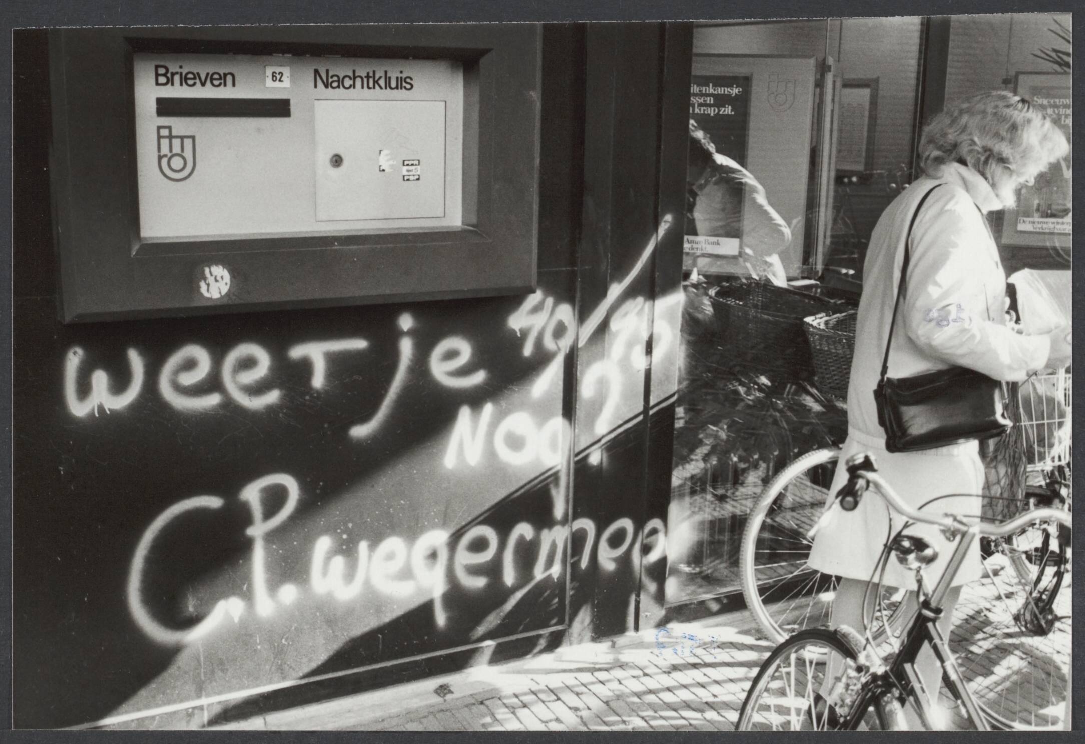 C.P. (Centrum Partij). niet te verwarren met C.P.'86, ook Janmaat bij CP. — Bij de gemeenteraadsverkiezingen in Almere heeft de Centrumpartij twee zetels behaald in de toekomstige gemeenteraad. In Almere verschenen leuzen op de muren tegen de Centrumpartij, als reactie hierop — Foto: Antonisse, Marcel / Anefo (1). Licentie: Set B: Rechtenvrij / Publiek Domein. Bron: Nationaal Archief. http://hdl.handle.net/10648/76e796d1-470f-a923-27a4-ce959c3934d6