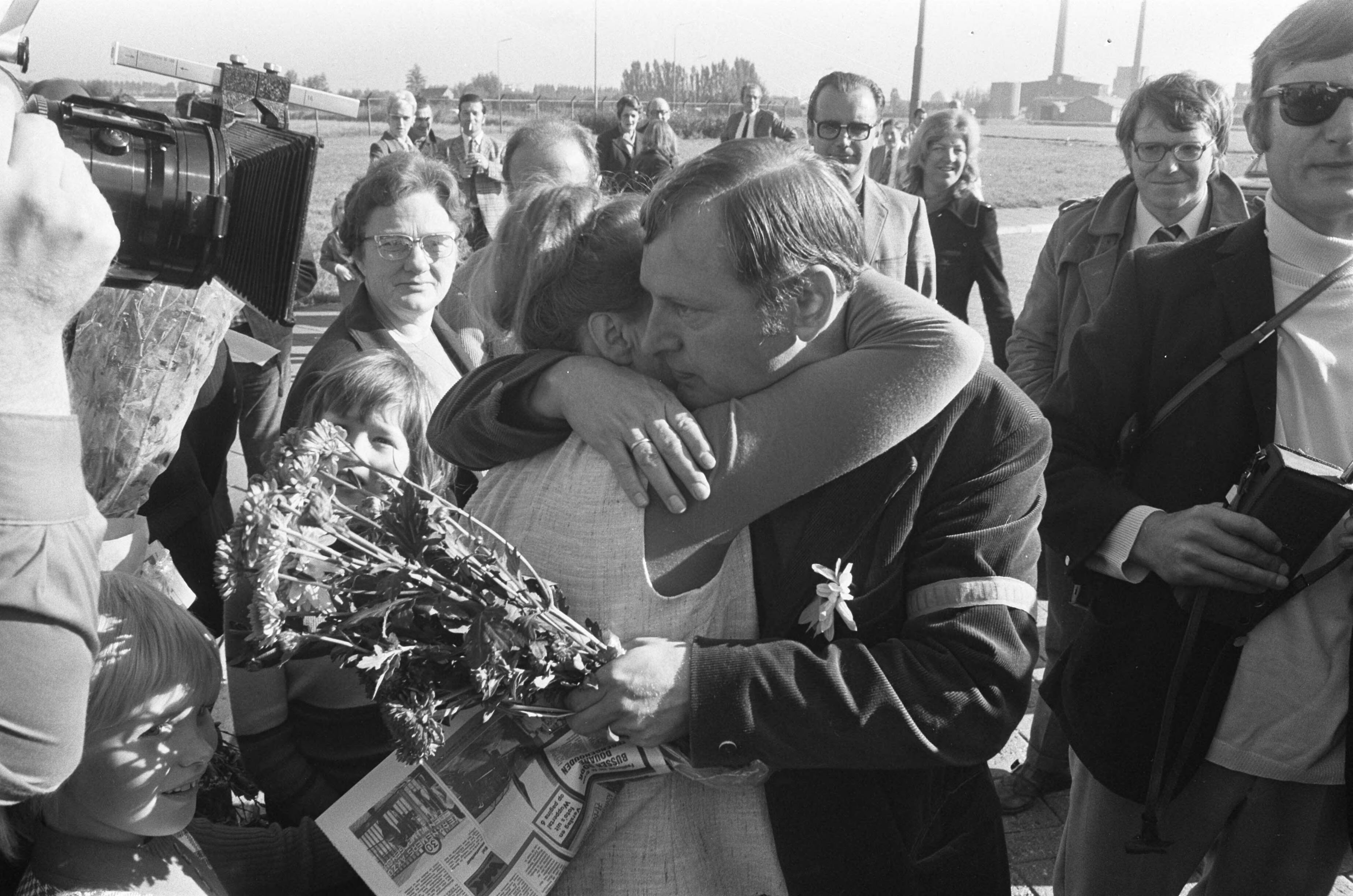 Fotocollectie Anefo — Bezetting ENKA Breda opgeheven, aktieleider Arie Lakerve krijgt zoen — Foto: Verhoeff, Bert / Anefo. Licentie: Set B: Rechtenvrij / Publiek Domein. Bron: Nationaal Archief. http://hdl.handle.net/10648/abf6f136-d0b4-102d-bcf8-003048976d84