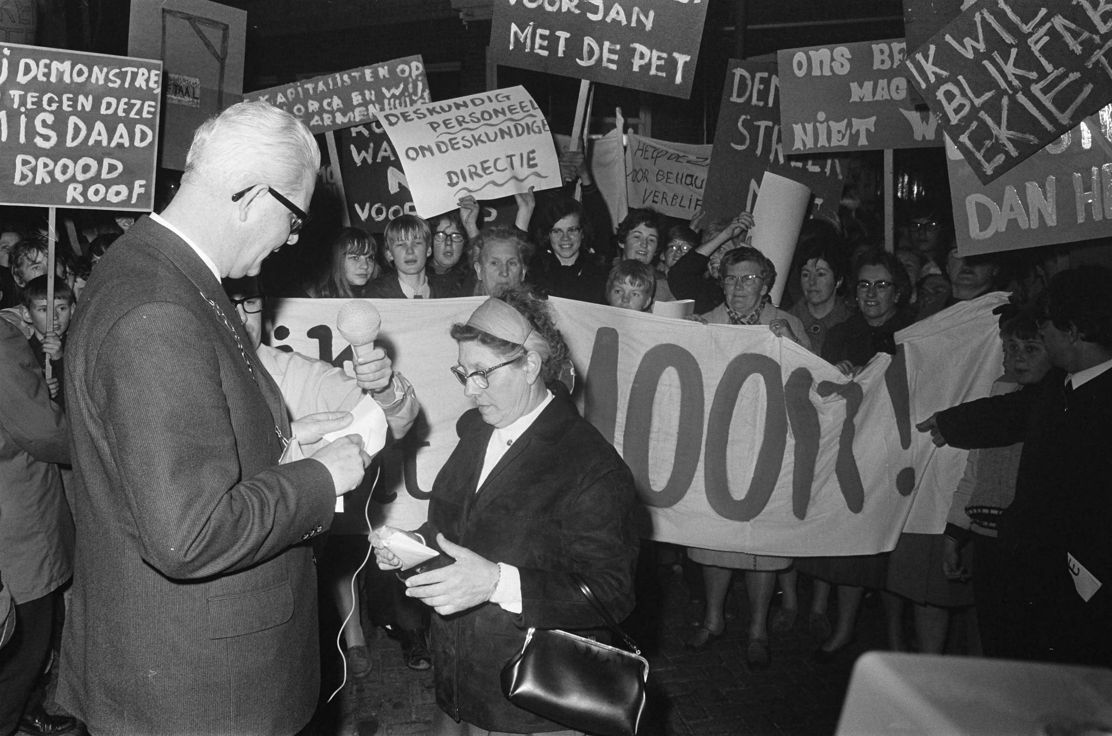 Fotocollectie Anefo — Demonstratie van huismoeders te Krommenie tegen de voorgenomen sluiting van de fabriek van Thomassen Drijver en Verblifa burgm. Tjaberings ontvangt een brief van Roo — Foto: Koch, Eric / Anefo. Licentie: Set B: Rechtenvrij / Publiek Domein. Bron: Nationaal Archief. http://hdl.handle.net/10648/ab6657e8-d0b4-102d-bcf8-003048976d84