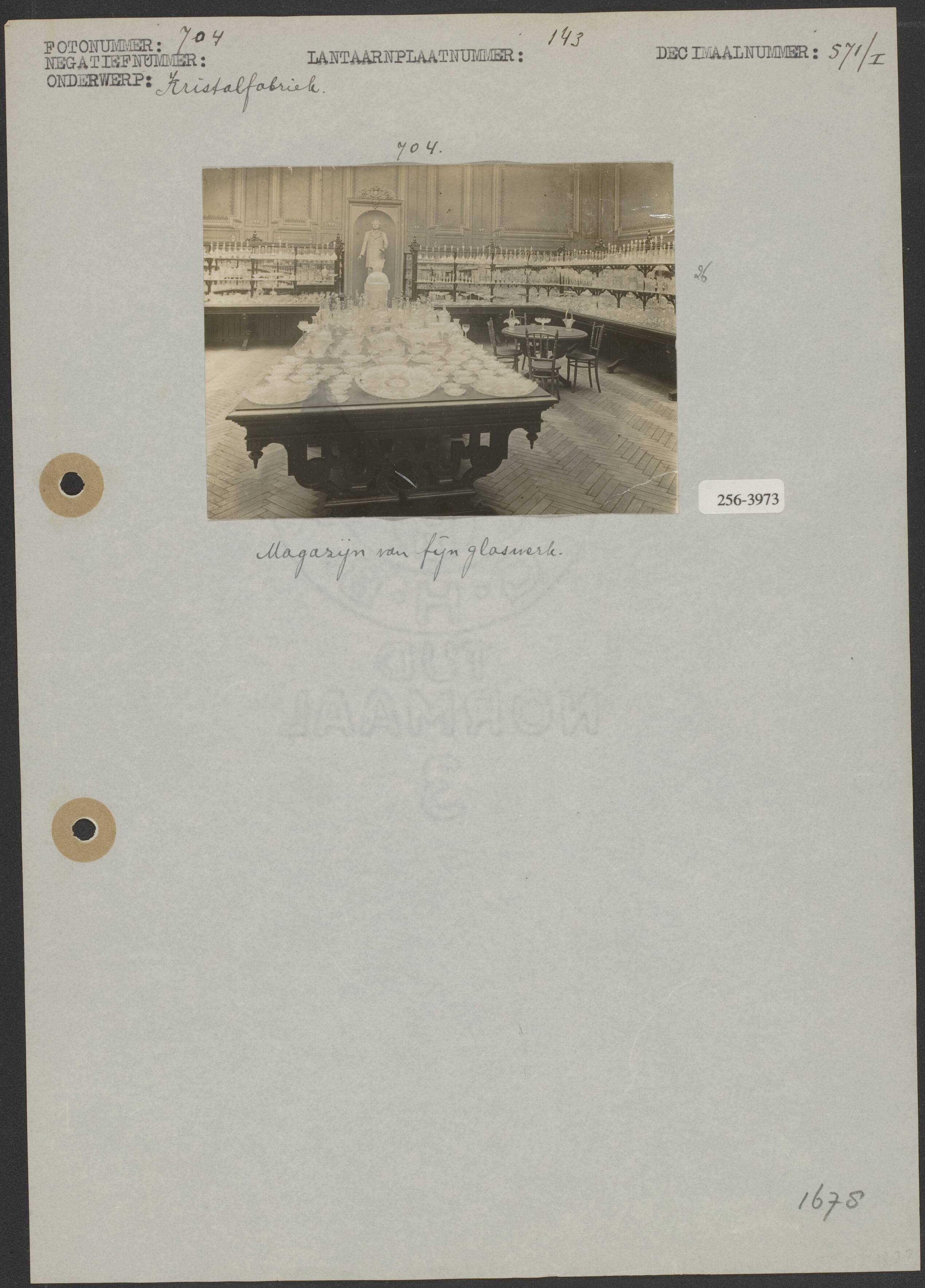 Kristalfabriek De Sphinx — Kristalfabriek; magazijn van fijn glaswerk — Foto: Onbekend / Publiek Domein of Rechtenvrij. Licentie: Set B: Rechtenvrij / Publiek Domein. Bron: Nationaal Archief. http://hdl.handle.net/10648/b06a300c-d0b4-102d-bcf8-003048976d84