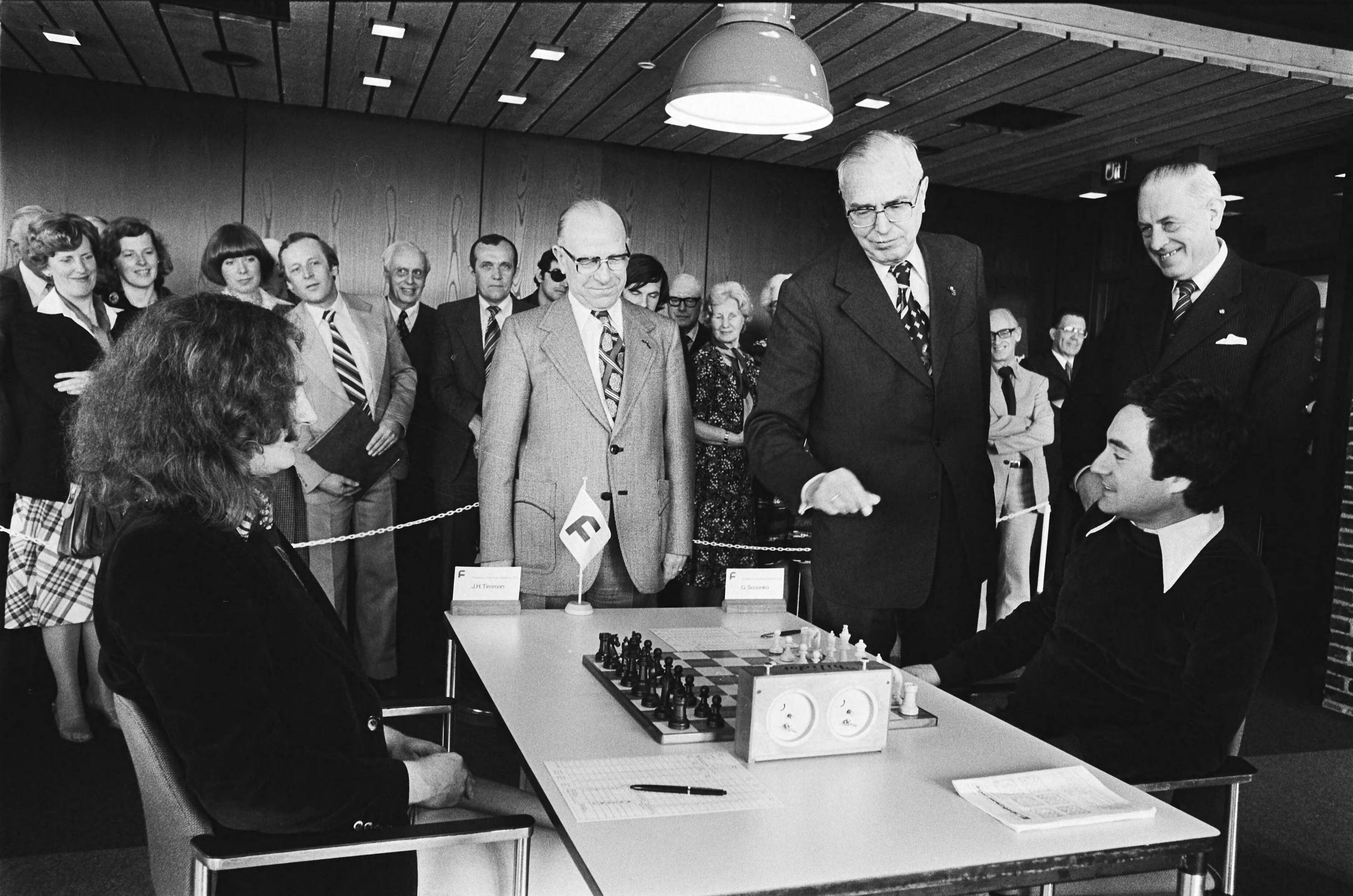 Fotocollectie Anefo — Nederlandse kampioenschap schaken, Leeuwarden; Euwe doet openingszet — Foto: Verhoeff, Bert / Anefo. Licentie: Set B: Rechtenvrij / Publiek Domein. Bron: Nationaal Archief. http://hdl.handle.net/10648/acb0b1fc-d0b4-102d-bcf8-003048976d84
