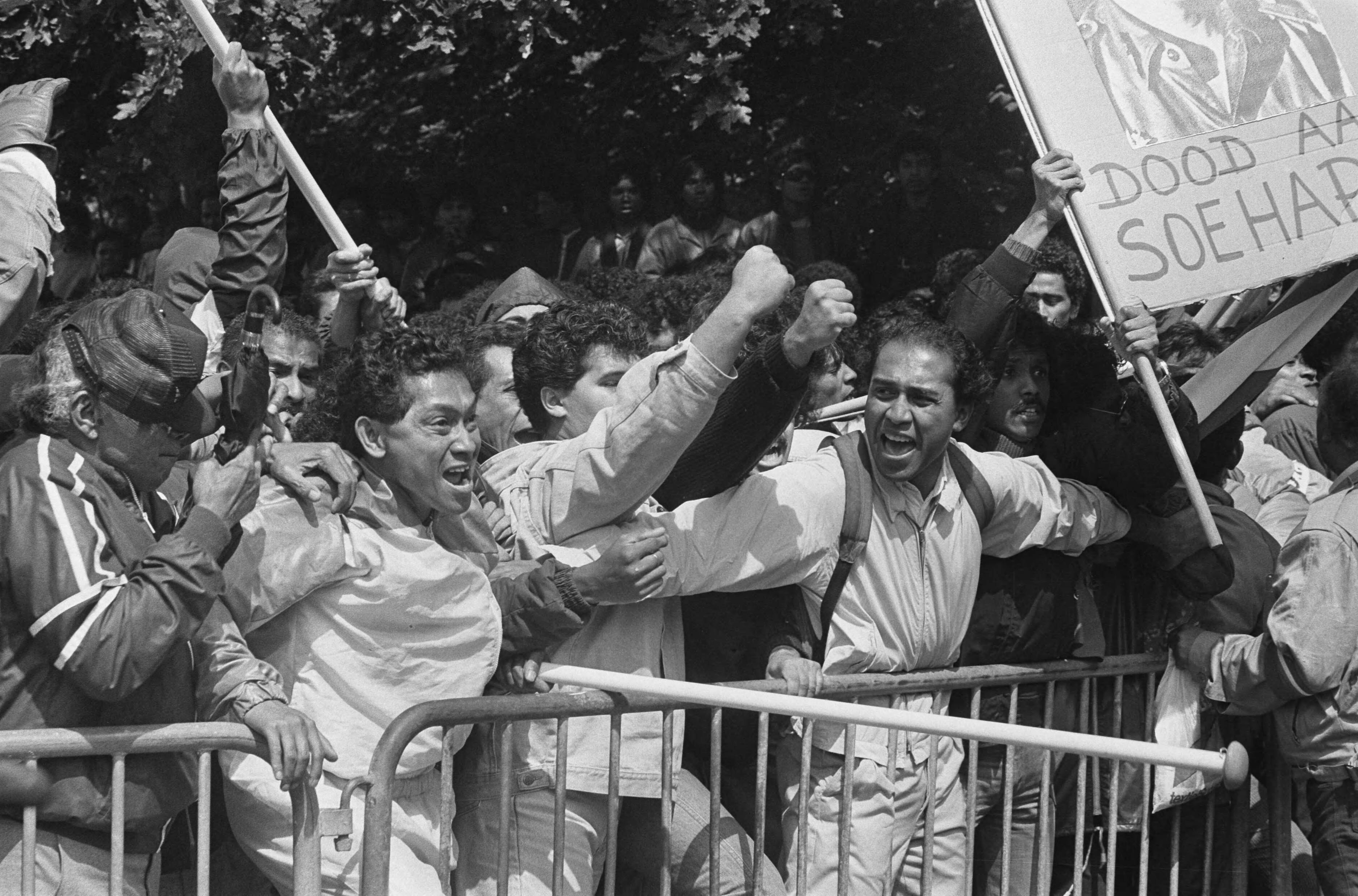 Fotocollectie Anefo — Zuid-Molukkers demonstreren bij Indonesische Ambassade in Den Haag tegen schending van mensenrechten; boze demonstranten — Foto: Croes, Rob C. / Anefo. Licentie: Set B: Rechtenvrij / Publiek Domein. Bron: Nationaal Archief. http://hdl.handle.net/10648/ad55a70c-d0b4-102d-bcf8-003048976d84