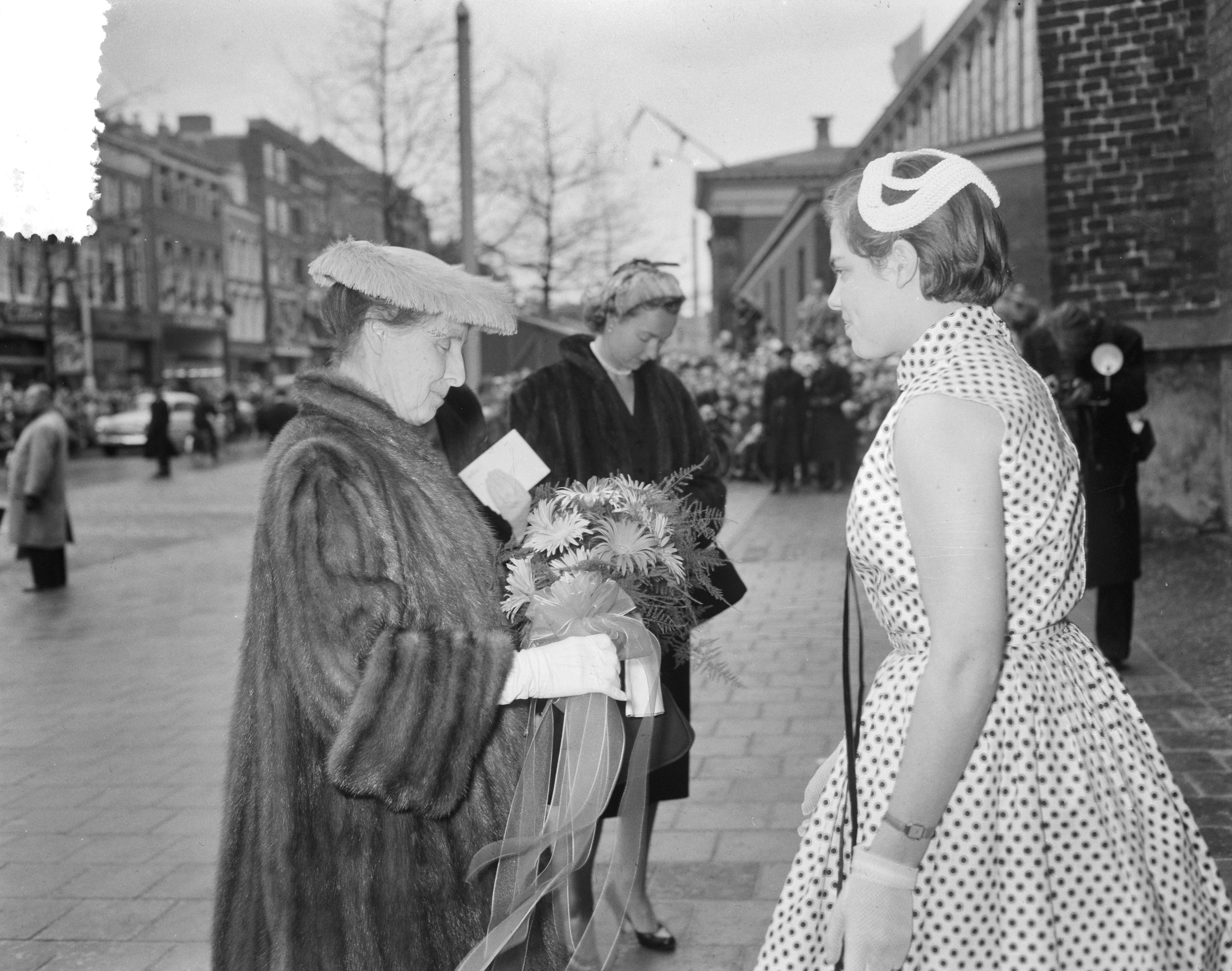 Fotocollectie Anefo — Promotie tot doctor honoris causa in de letteren en wijsbegeerte van jhr.dr. mr. A. W. L. Tjarda van Starkenborgh Stachouwer in het bijzijn van koningin Juliana en prins Bernhard te Groningen — Foto: Bilsen, Joop van / Anefo. Licentie: Set B: Rechtenvrij / Publiek Domein. Bron: Nationaal Archief. http://hdl.handle.net/10648/a95a7f88-d0b4-102d-bcf8-003048976d84