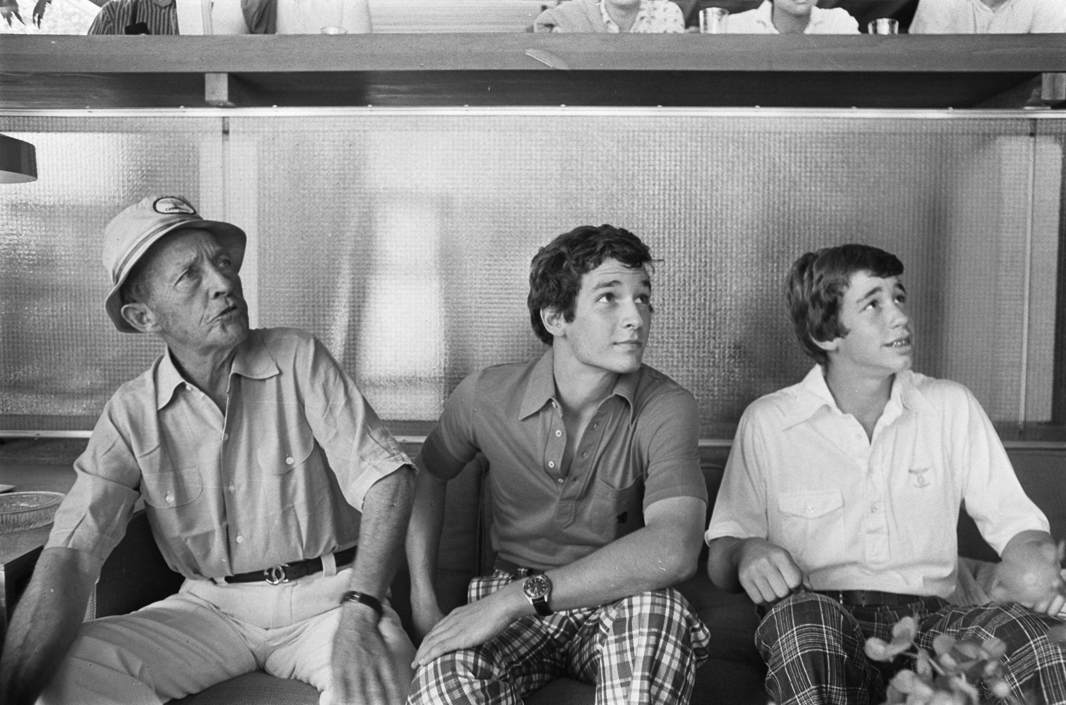 Bing Crosby en Pieter van Vollenhoven op het American Express Pro-Am golftoernooi 1975 — Bing Crosby met zijn zoons Harry (m) en Nathan — Foto: Verhoeff, Bert / Anefo. Licentie: Set B: Rechtenvrij / Publiek Domein. Bron: Nationaal Archief. http://hdl.handle.net/10648/ac6f1b0c-d0b4-102d-bcf8-003048976d84
