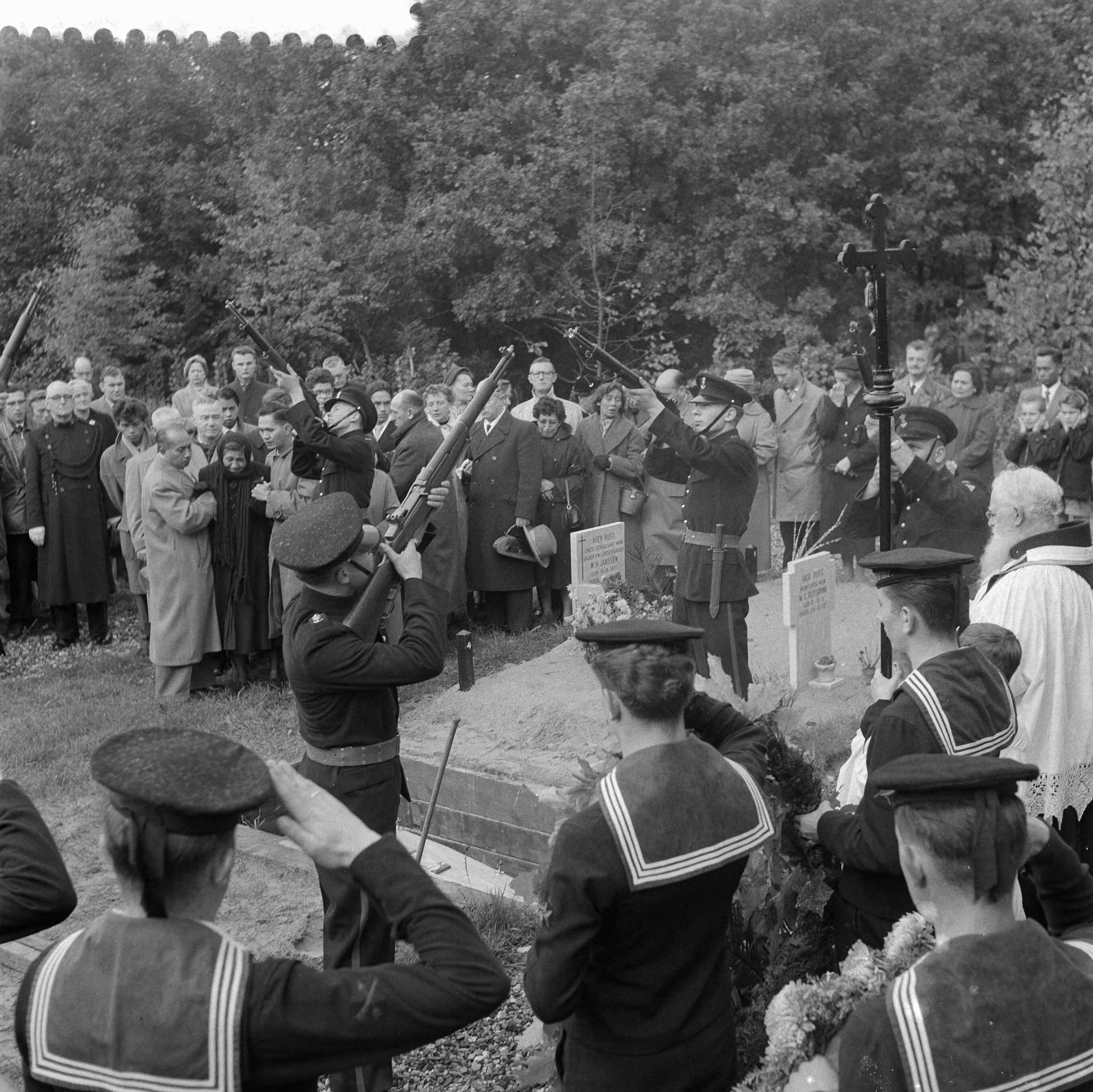 Fotocollectie Anefo — Marvobegrafenis J. O. S. van der Hoeven te Rijswijk — Foto: Rossem, Wim van / Anefo. Licentie: Set B: Rechtenvrij / Publiek Domein. Bron: Nationaal Archief. http://hdl.handle.net/10648/a96b56f0-d0b4-102d-bcf8-003048976d84