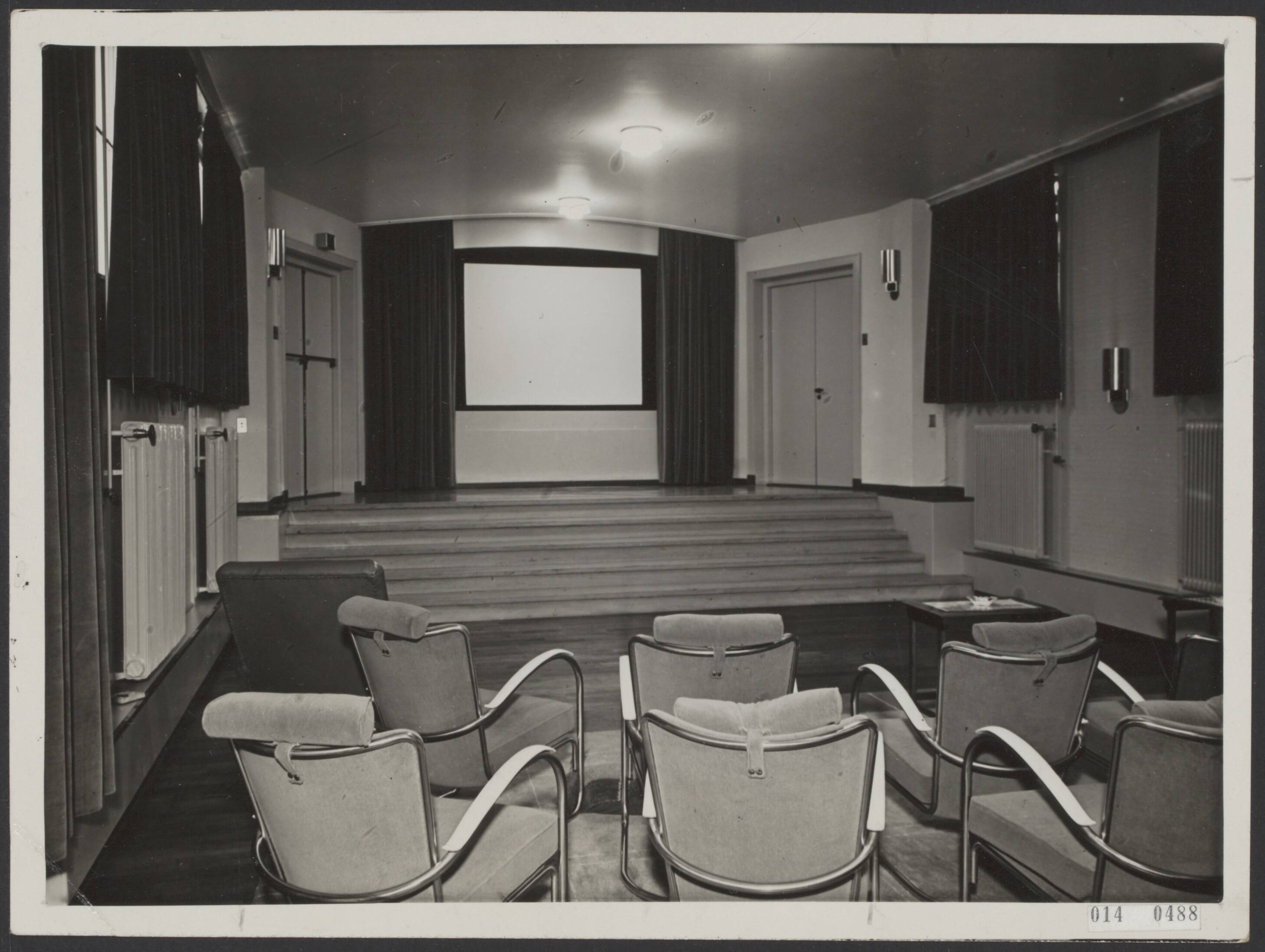 Fotocollectie Elsevier Binnenland — Serie interieur Paleis Soestdijk. Bioscoopzaal in de nieuwe vleugel — Foto: N.V. Polygoon. Licentie: Set B: Rechtenvrij / Publiek Domein. Bron: Nationaal Archief. http://hdl.handle.net/10648/adb0ca4c-d0b4-102d-bcf8-003048976d84