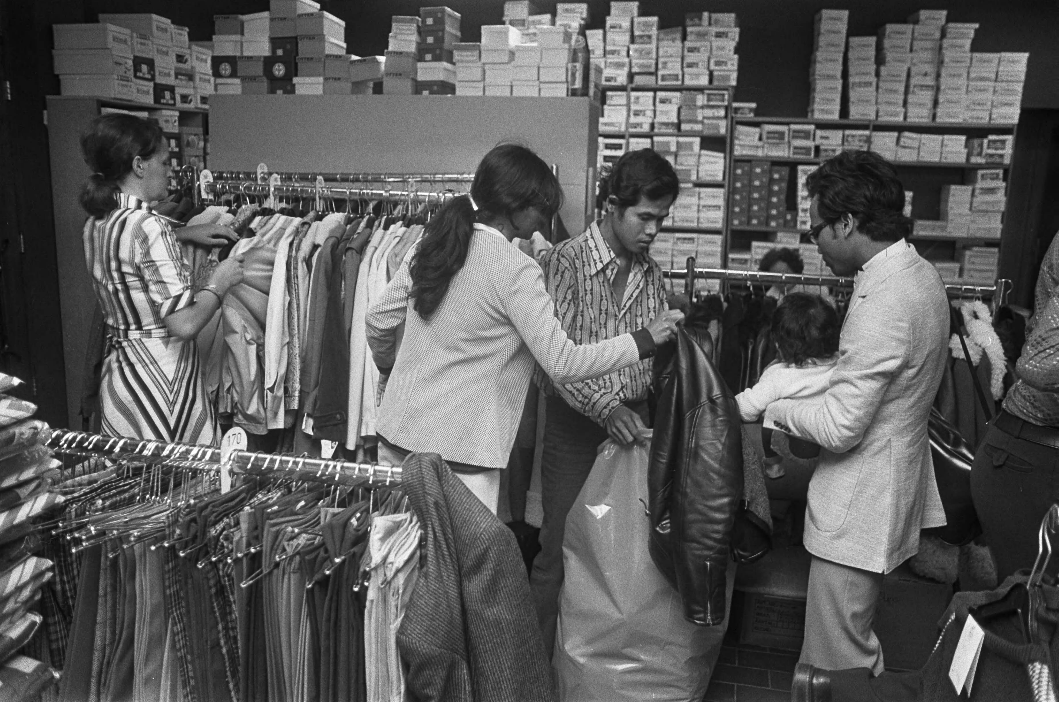 Fotocollectie Anefo — Aankomst Surinamers op vliegveld Schiphol en opvang in het Witte Huis te Soest; uitreiking kleding, schoeisel in Witte Huis — Foto: Peters, Hans / Anefo. Licentie: Set B: Rechtenvrij / Publiek Domein. Bron: Nationaal Archief. http://hdl.handle.net/10648/ac71910c-d0b4-102d-bcf8-003048976d84