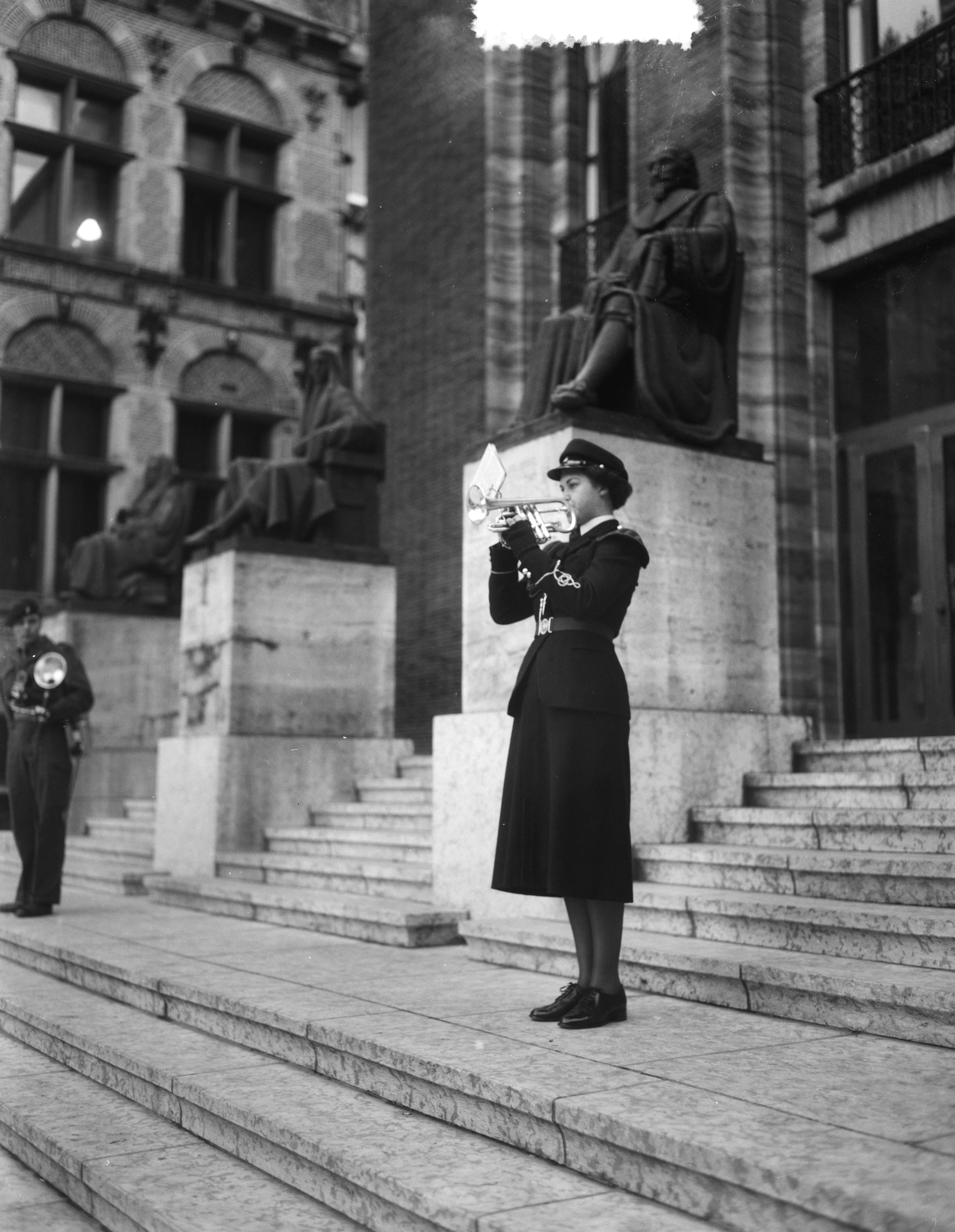 Fotocollectie Anefo — Bezoek muziekkorps van Womans Royal Army Corps (WRAC) aan Den Haag — Foto: Duinen, G.W. van / Anefo. Licentie: Set B: Rechtenvrij / Publiek Domein. Bron: Nationaal Archief. http://hdl.handle.net/10648/a91626b2-d0b4-102d-bcf8-003048976d84