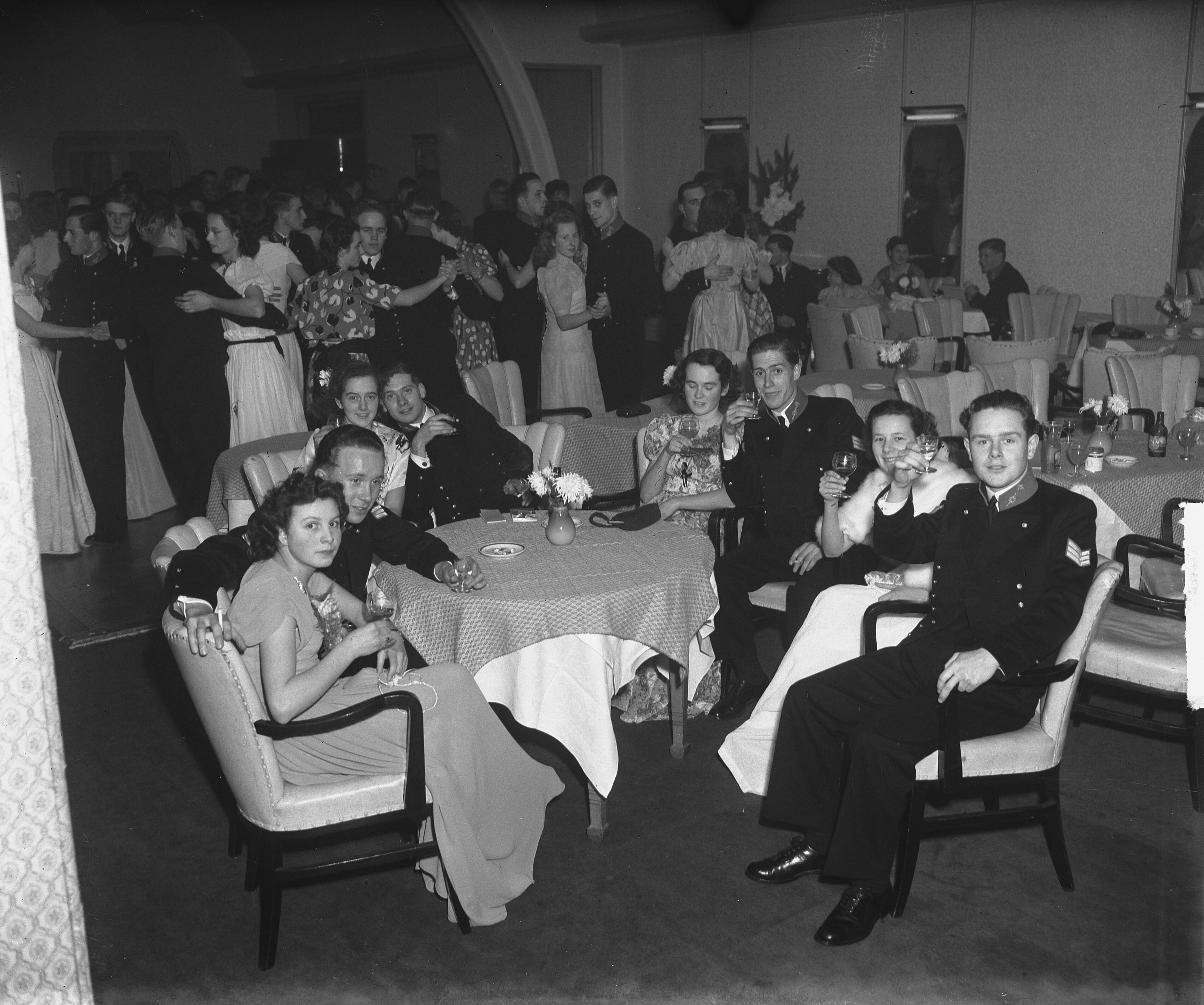 Fotocollectie Anefo — Bal adelborsten Kurhaus Scheveningen @ — Foto: Merk, Ben / Anefo. Licentie: Set B: Rechtenvrij / Publiek Domein. Bron: Nationaal Archief. http://hdl.handle.net/10648/a8c16eec-d0b4-102d-bcf8-003048976d84