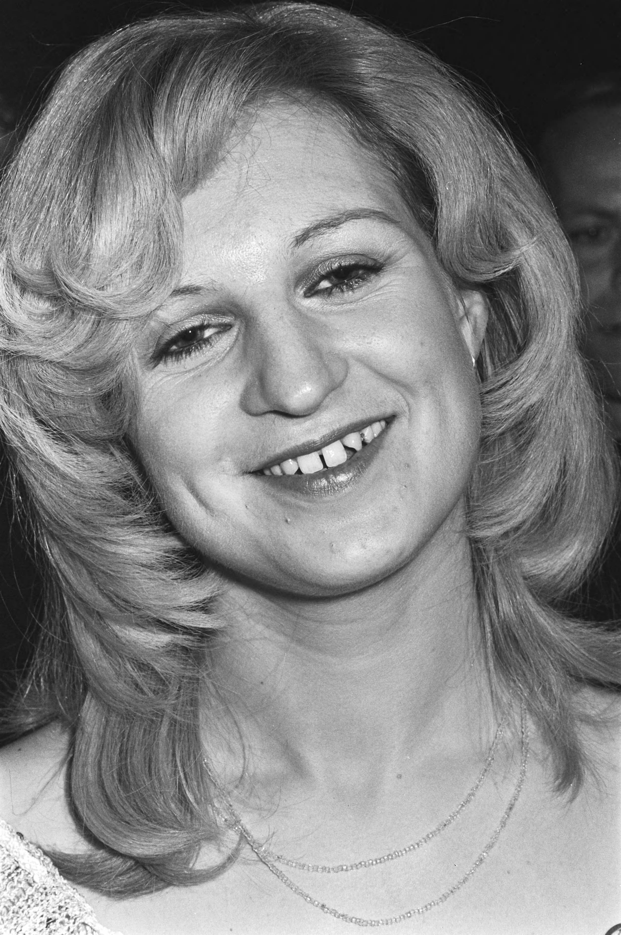 Uitreiking Zilveren Harp 1977 — Anita Meyer — Foto: Suyk, Koen / Anefo. Licentie: Set B: Rechtenvrij / Publiek Domein. Bron: Nationaal Archief. http://hdl.handle.net/10648/ac980ca6-d0b4-102d-bcf8-003048976d84
