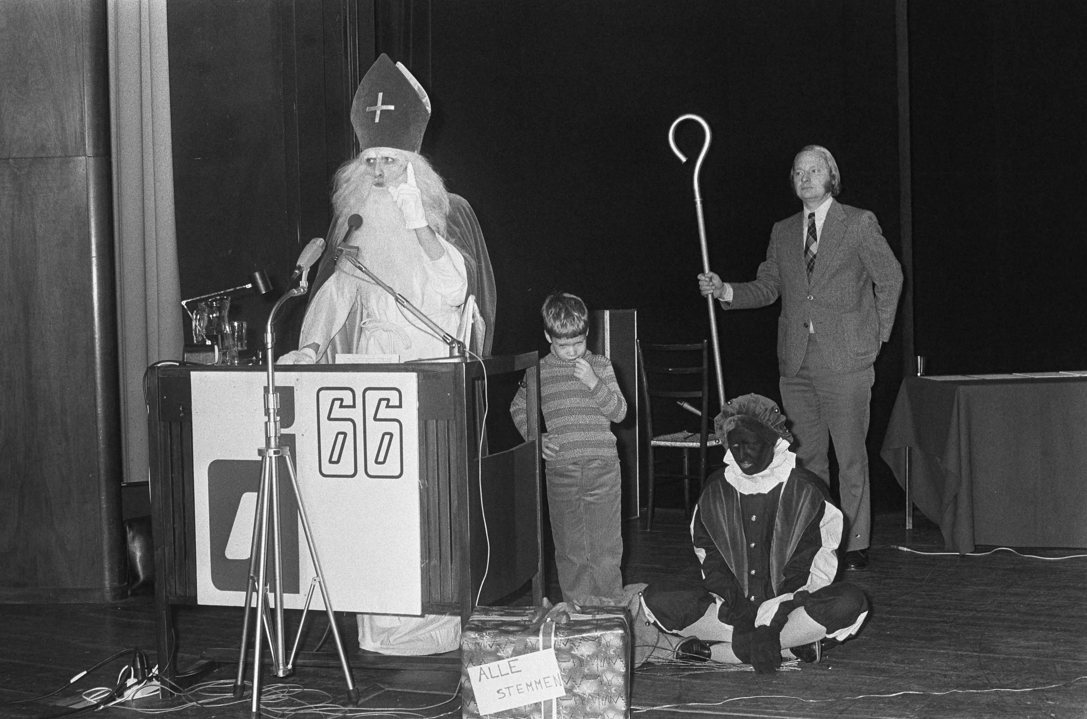 Congres van de D66 in Utrecht — Sinterklaas spreekt het congres toe — Foto: Fotograaf Onbekend / Anefo. Licentie: Set B: Rechtenvrij / Publiek Domein. Bron: Nationaal Archief. http://hdl.handle.net/10648/ac3d4f96-d0b4-102d-bcf8-003048976d84