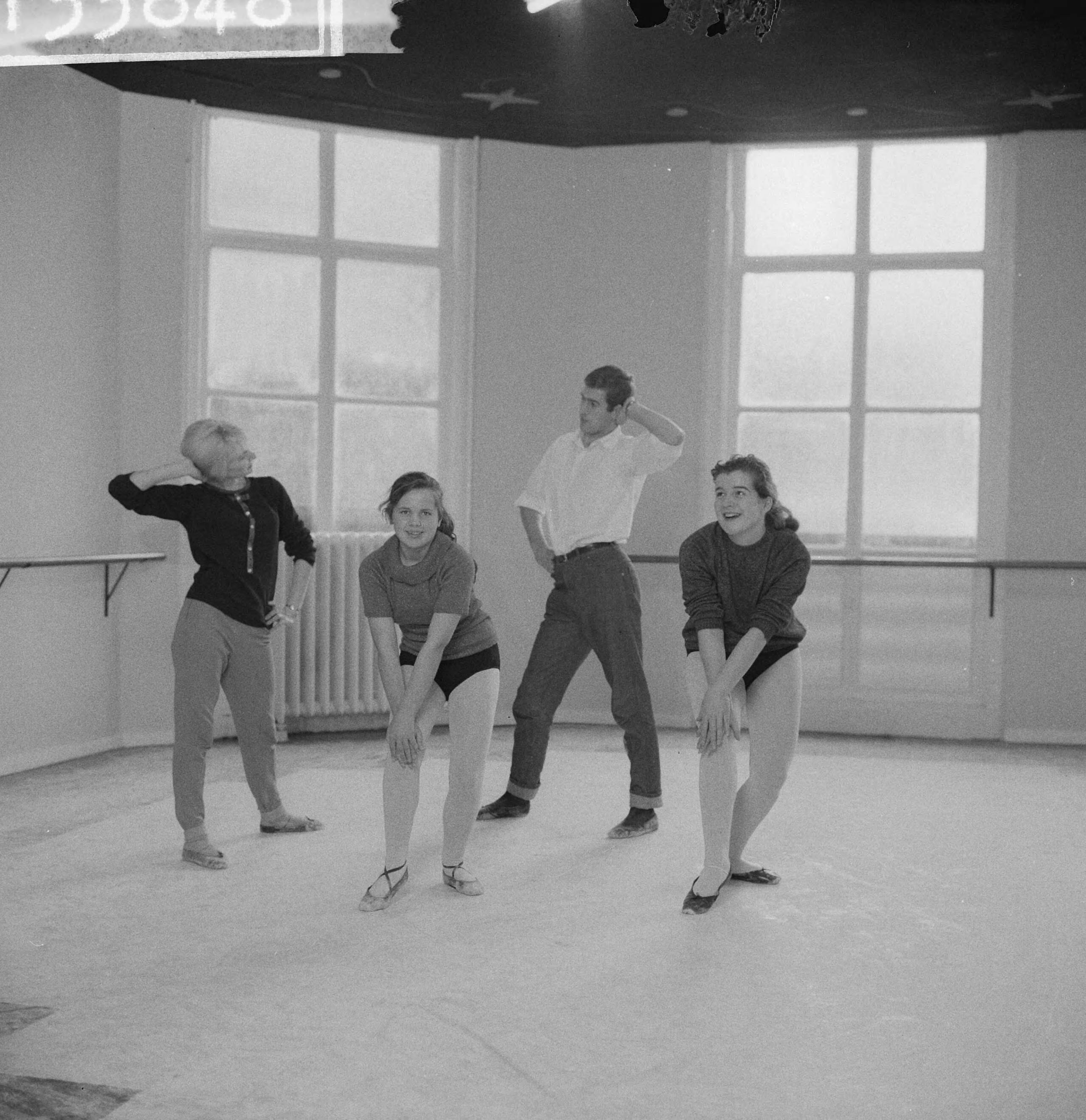 Fotocollectie Anefo — Show Academie in Den Haag. Carla Muller (links) en leerlingen — Foto: Koch, Eric / Anefo. Licentie: Set B: Rechtenvrij / Publiek Domein. Bron: Nationaal Archief. http://hdl.handle.net/10648/a9f3b2a2-d0b4-102d-bcf8-003048976d84