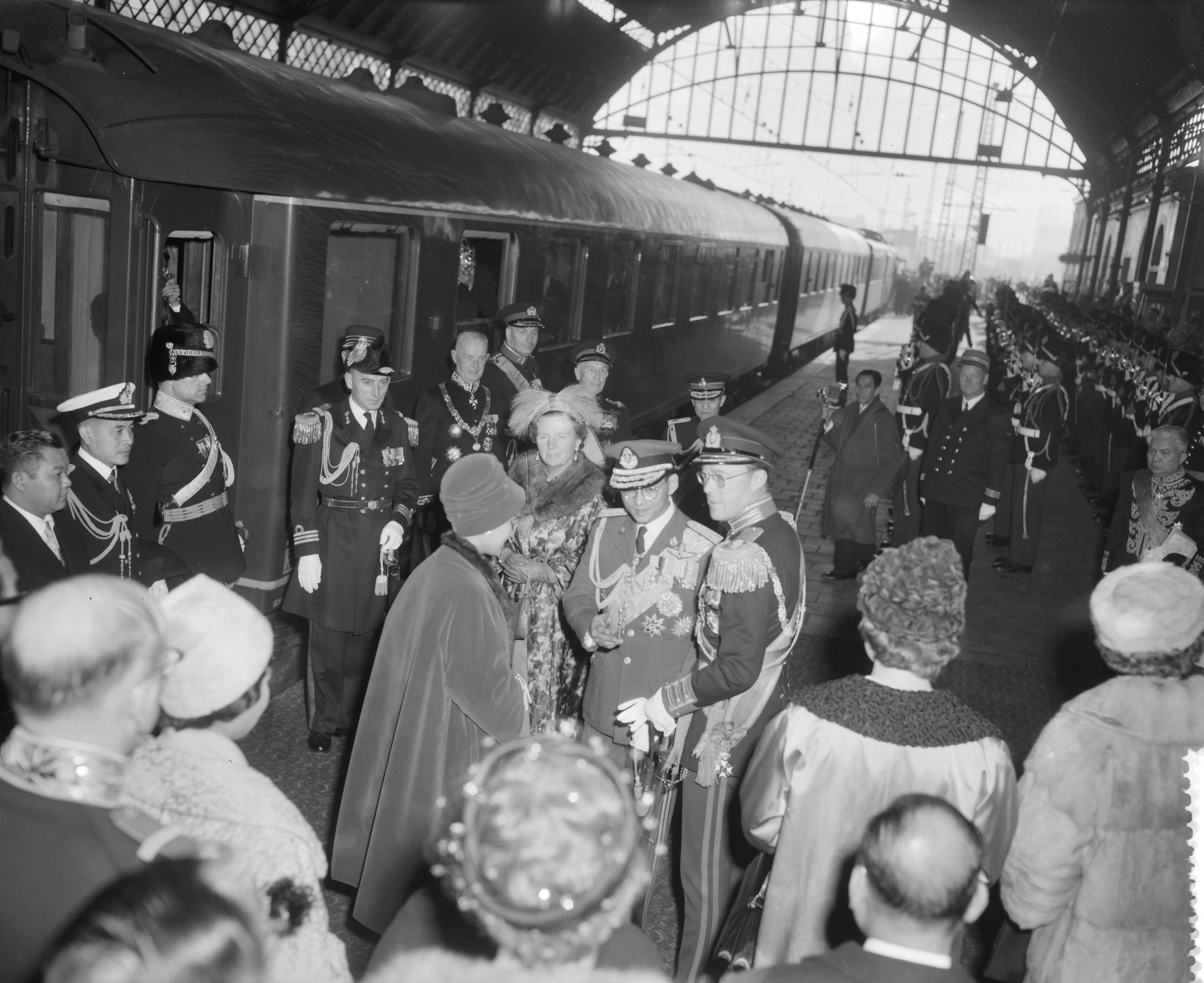 Fotocollectie Anefo — Aankomst koning Bhumibol en koningin Sirikit te Den Haag — Foto: Behrens, Herbert F. / Anefo. Licentie: Set B: Rechtenvrij / Publiek Domein. Bron: Nationaal Archief. http://hdl.handle.net/10648/a9bc751c-d0b4-102d-bcf8-003048976d84