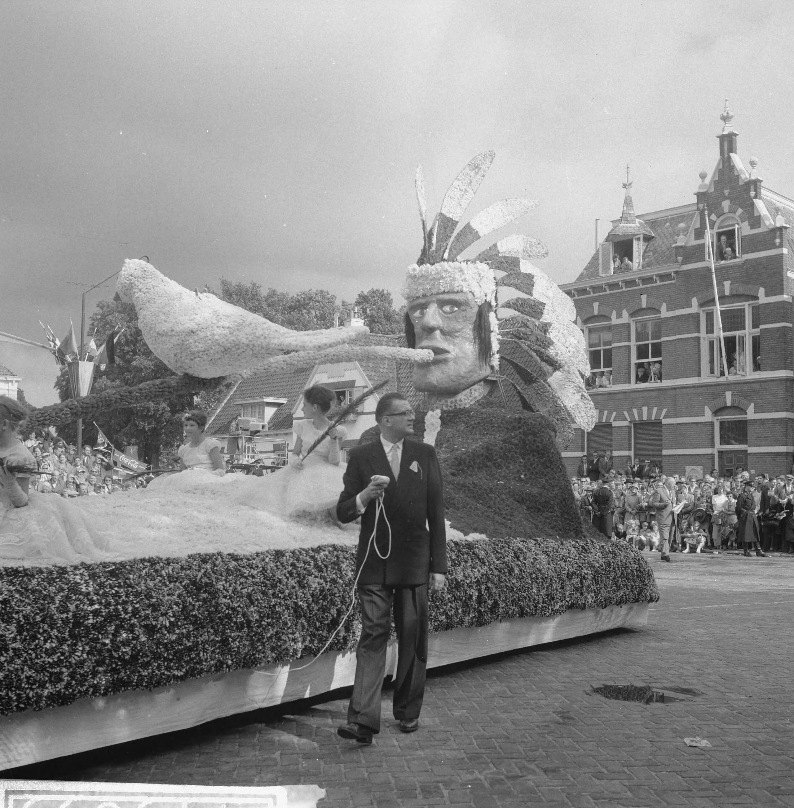 Fotocollectie Anefo — Bloemencorso te Zundert — Foto: Rossem, Wim van / Anefo. Licentie: Set B: Rechtenvrij / Publiek Domein. Bron: Nationaal Archief. http://hdl.handle.net/10648/a9b87a66-d0b4-102d-bcf8-003048976d84