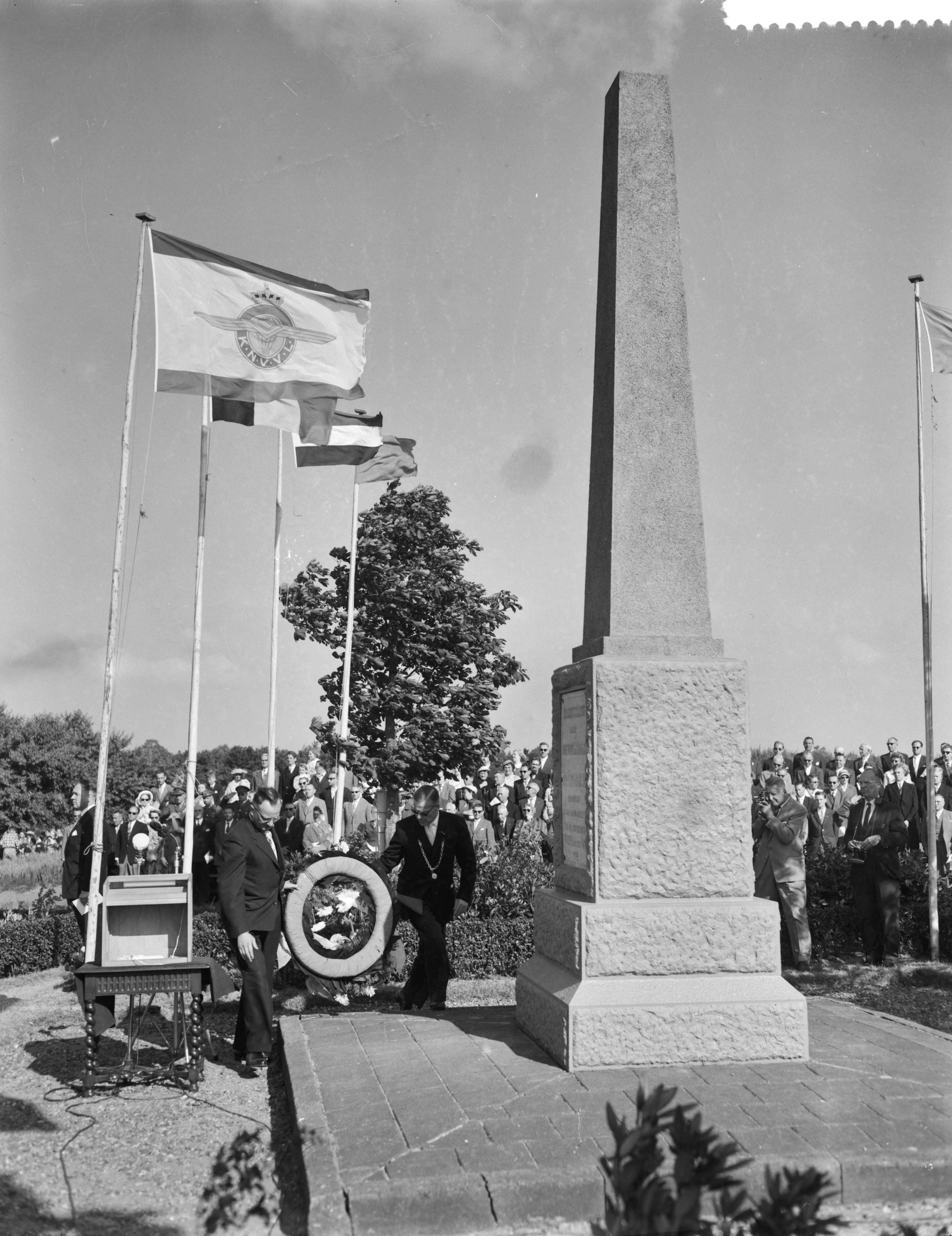 Fotocollectie Anefo — Herdenking te Etten-Leur van de eerste in Nederland gehouden vliegtocht 50 jaar geleden. Kranslegging bij het monument op de Klappenberg door de waarnemend Commissaris der Koningin in Noord-Brabant, ir. H. van Haaren — Foto: Behrens, Herbert F. / Anefo. Licentie: Set B: Rechtenvrij / Publiek Domein. Bron: Nationaal Archief. http://hdl.handle.net/10648/a9966d90-d0b4-102d-bcf8-003048976d84