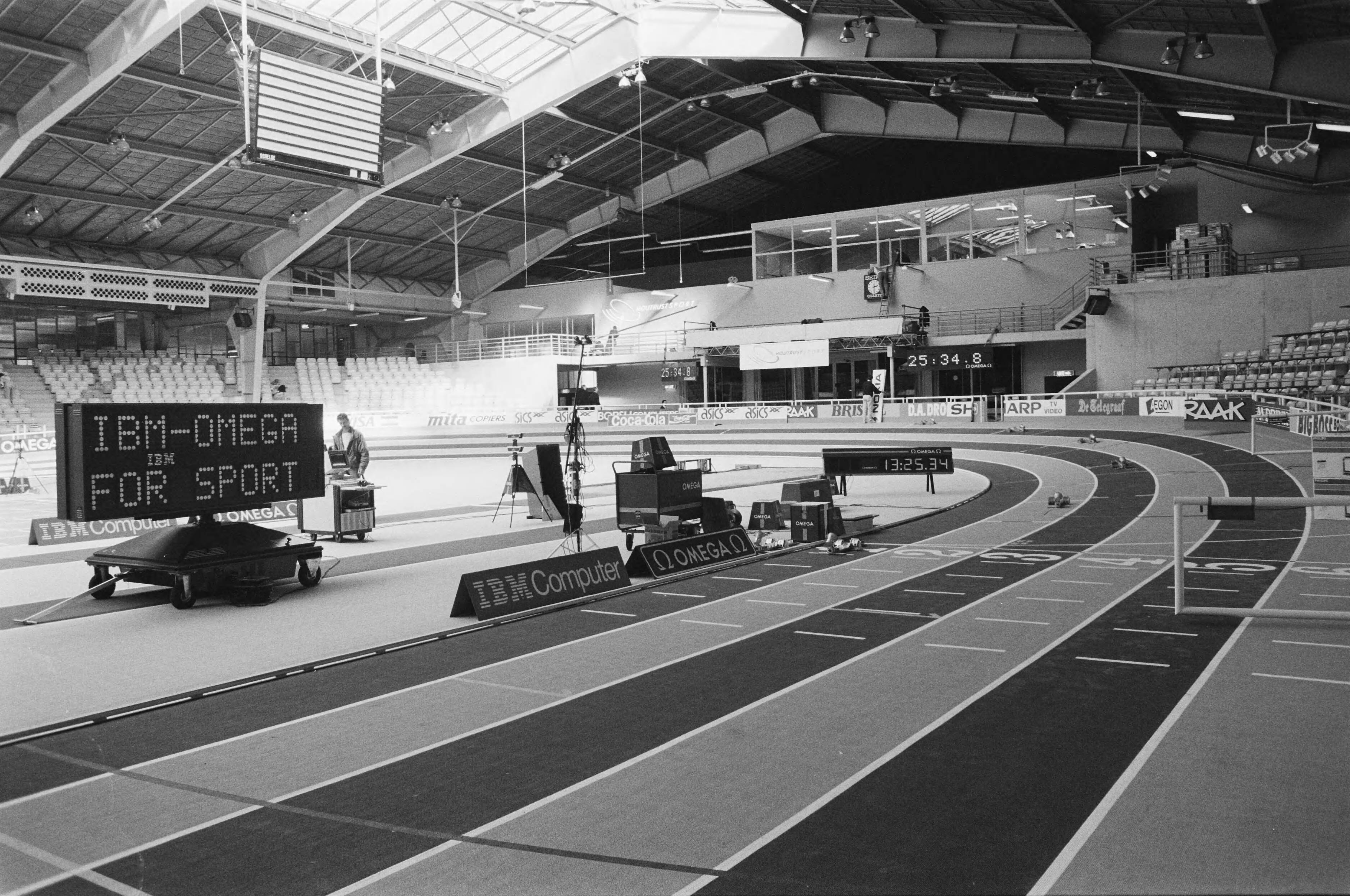 Fotocollectie Anefo — De indoor atletiekbaan in de Houtrusthallen te Den Haag word gereed gemaakt voor de Europese Kampioenschappen — Foto: Croes, Rob C. / Anefo. Licentie: Set B: Rechtenvrij / Publiek Domein. Bron: Nationaal Archief. http://hdl.handle.net/10648/ad70f296-d0b4-102d-bcf8-003048976d84