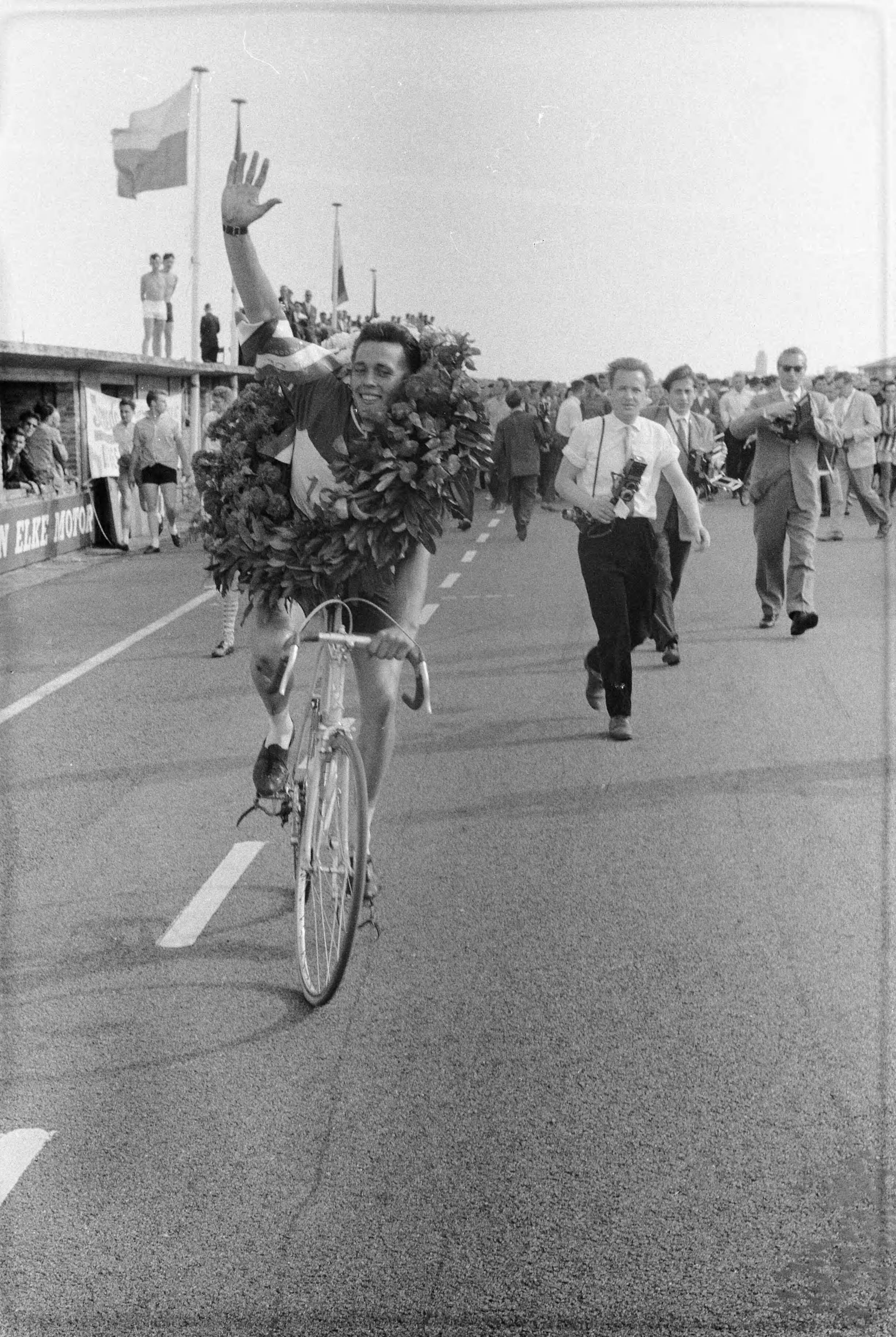 Fotocollectie Anefo — Nederlands kampioenschap wielrennen op de weg voor amateurs op het circuit van Zandvoort. Winnaar Dick Groeneweg uit Numansdorp tijdens zijn ereronde met zegekrans — Foto: Pot, Harry / Anefo. Licentie: Set B: Rechtenvrij / Publiek Domein. Bron: Nationaal Archief. http://hdl.handle.net/10648/a9b2001e-d0b4-102d-bcf8-003048976d84