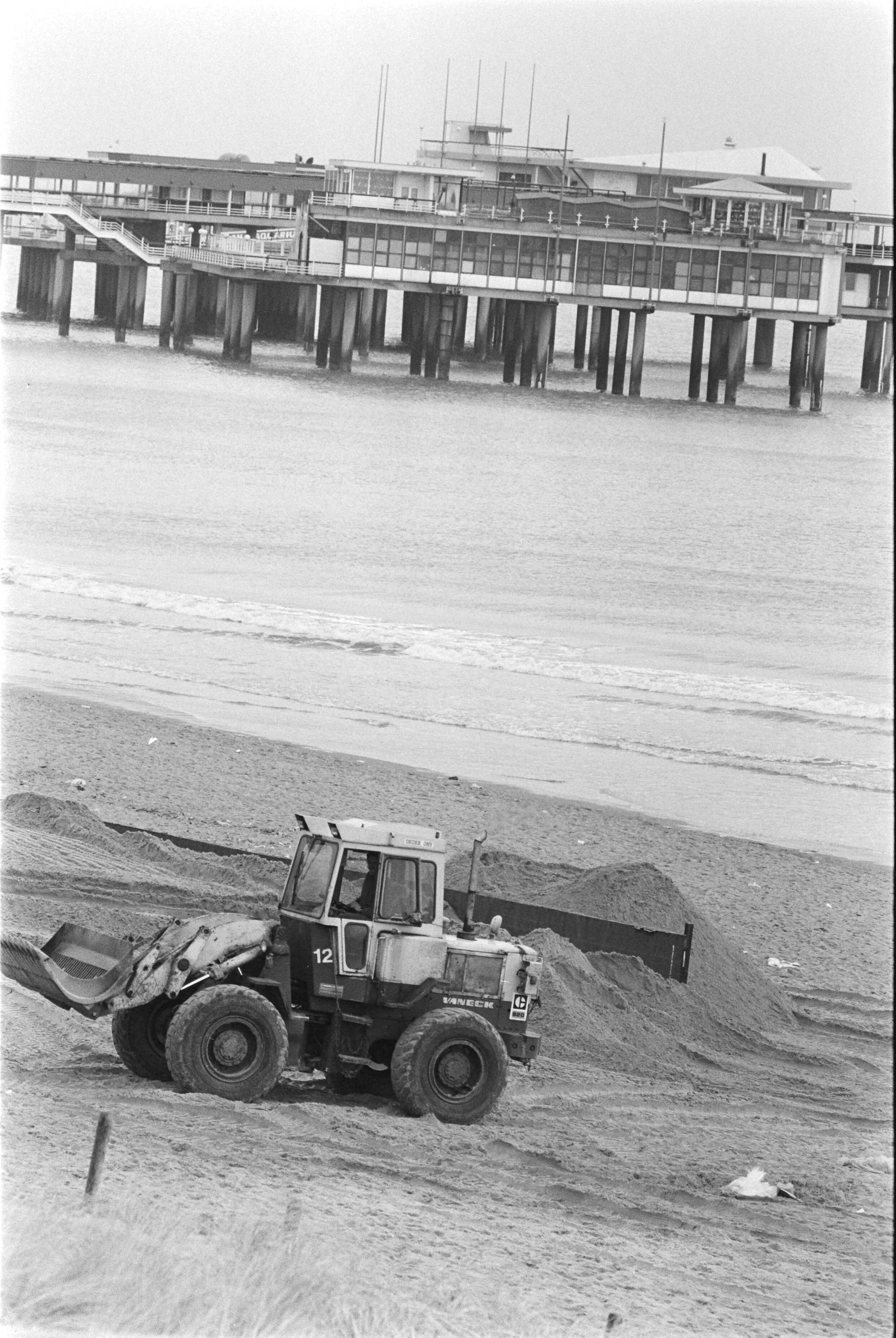Fotocollectie Anefo — Bekisting voor strandtenten op Scheveningse strand — Foto: Bogaerts, Rob / Anefo. Licentie: Set B: Rechtenvrij / Publiek Domein. Bron: Nationaal Archief. http://hdl.handle.net/10648/ad366fe0-d0b4-102d-bcf8-003048976d84