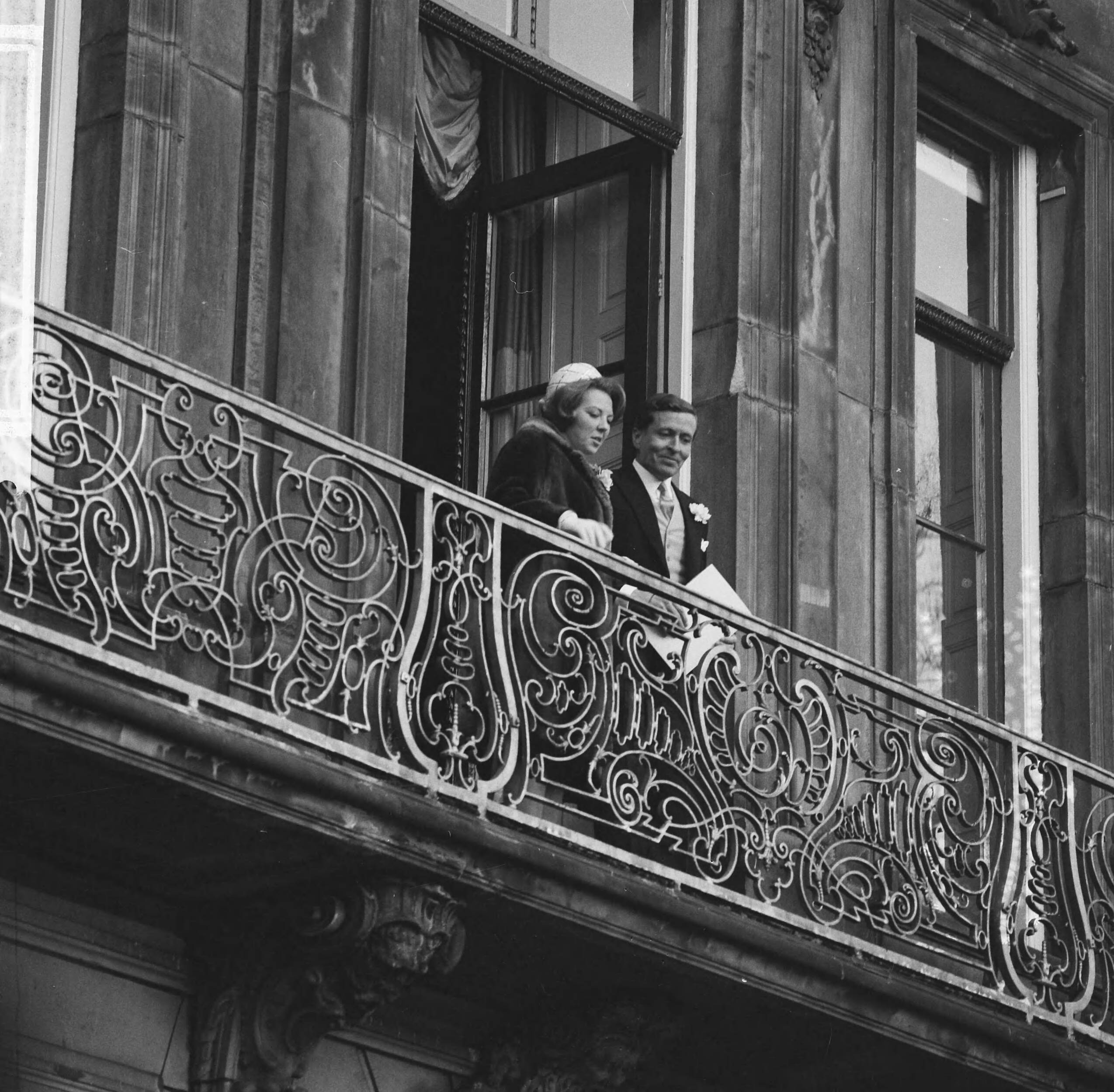 Ondertrouw prinses Beatrix en Claus von Amsberg — Ondertrouw prinses Beatrix en Claus in Baarn — Foto: Combinatie 6 / Anefo. Licentie: Set B: Rechtenvrij / Publiek Domein. Bron: Nationaal Archief. http://hdl.handle.net/10648/aadb18d6-d0b4-102d-bcf8-003048976d84