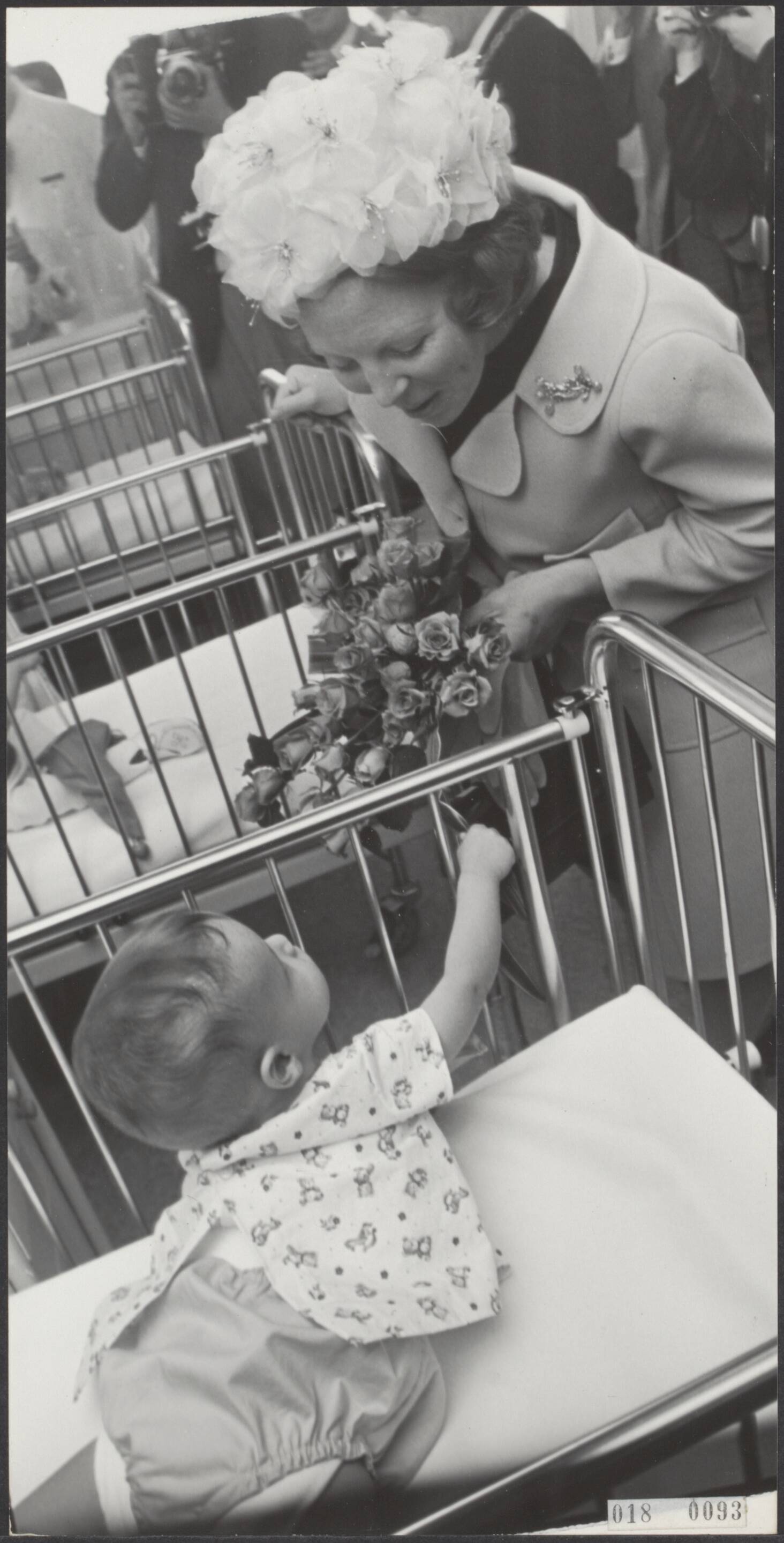 Fotocollectie Elsevier Binnenland — Tijdens de rondgang van prinses Beatrix door het nieuwe ziekenhuis te Heerland, dat door haar officiëel werd geopend, bezocht zij de kinderafdeling op de 13e etage — Foto: Nijs, Jac. de / Anefo. Licentie: Set B: Rechtenvrij / Publiek Domein. Bron: Nationaal Archief. http://hdl.handle.net/10648/adc1310c-d0b4-102d-bcf8-003048976d84