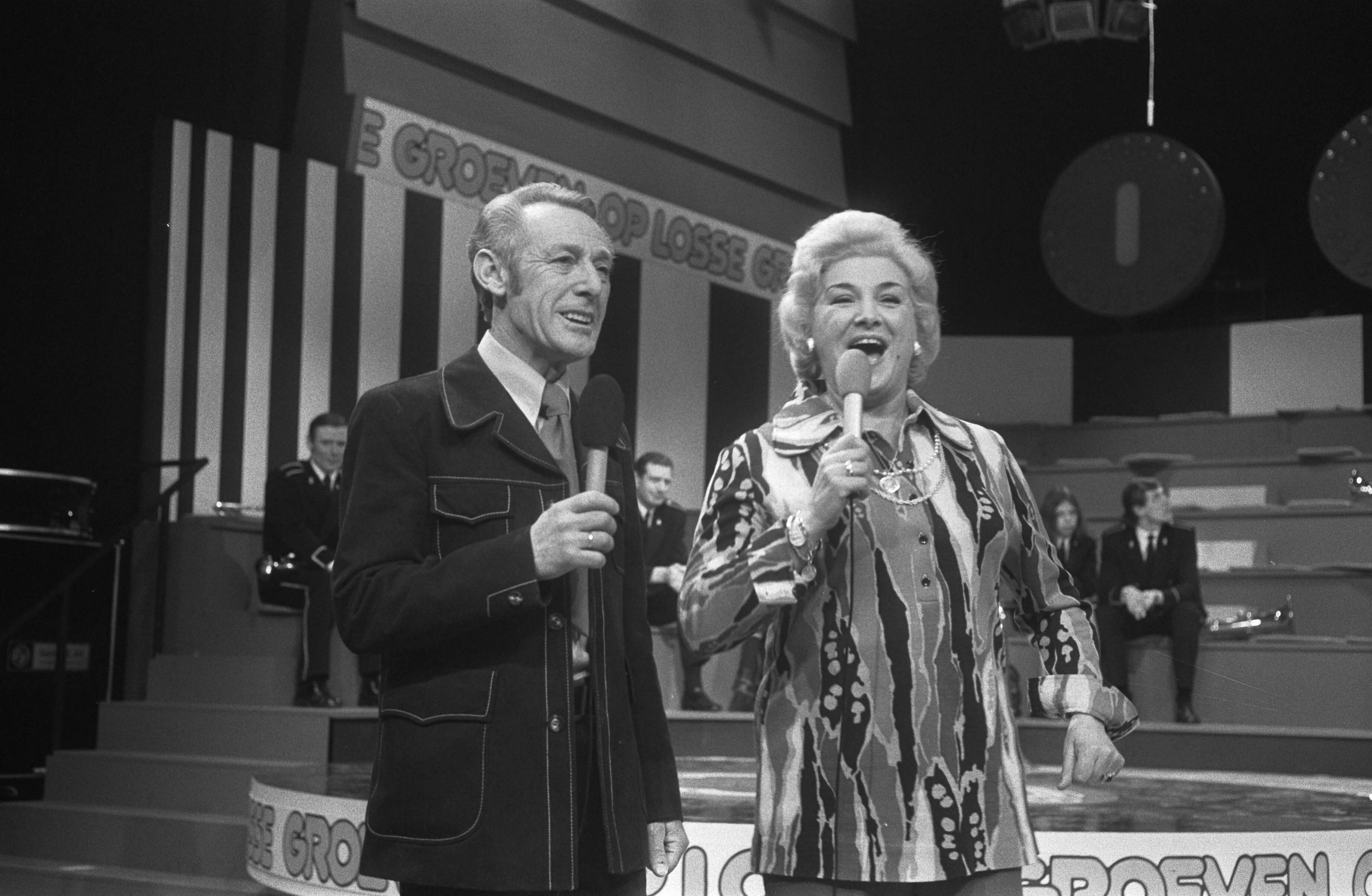 Opnames voor het TROS tv-programma "Op Losse Groeven" — De Bouwmeesters — Foto: Fotograaf Onbekend / Anefo. Licentie: Set B: Rechtenvrij / Publiek Domein. Bron: Nationaal Archief. http://hdl.handle.net/10648/ac41bd4c-d0b4-102d-bcf8-003048976d84