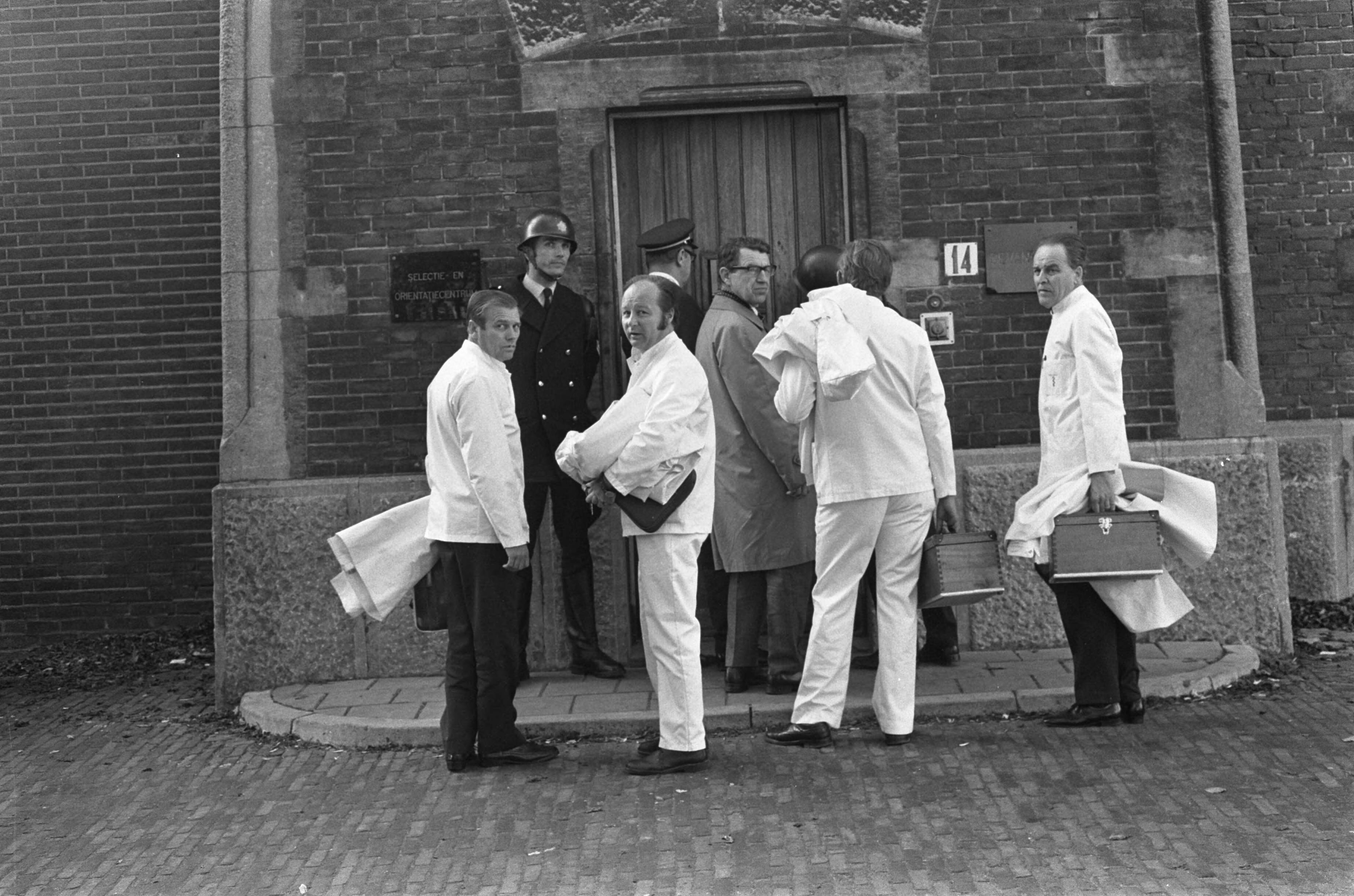 Fotocollectie Anefo — Gijzeling in Scheveningse gevangenis; GGD-ploeg gaat de gevangenis binnen — Foto: Peters, Hans / Anefo. Licentie: Set B: Rechtenvrij / Publiek Domein. Bron: Nationaal Archief. http://hdl.handle.net/10648/ac58e2d8-d0b4-102d-bcf8-003048976d84
