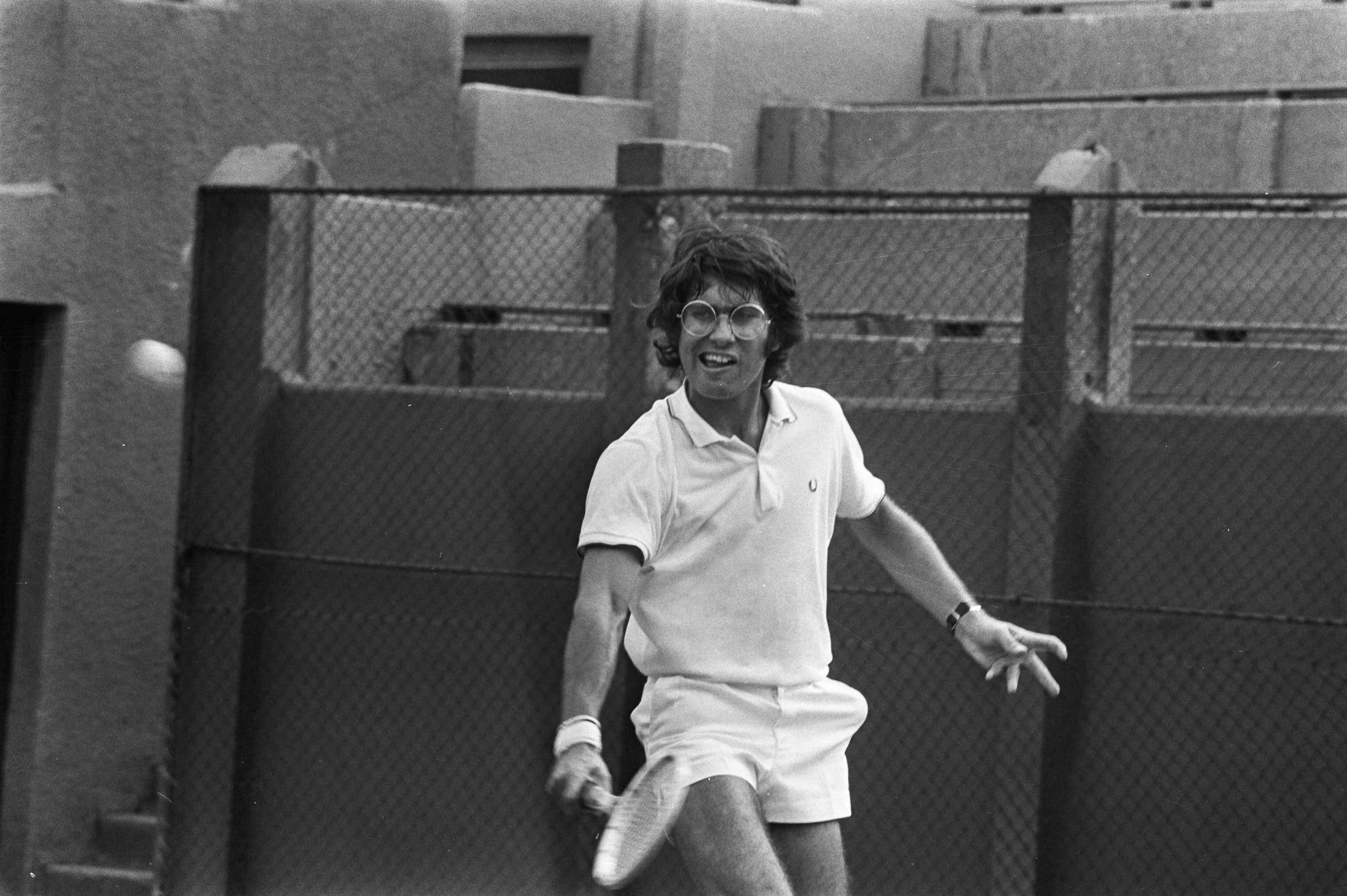 Fotocollectie Anefo — Nationale Tenniskampioenschappen te Scheveningen, H. Wolff in aktie — Foto: Mieremet, Rob / Anefo. Licentie: Set B: Rechtenvrij / Publiek Domein. Bron: Nationaal Archief. http://hdl.handle.net/10648/abf270d4-d0b4-102d-bcf8-003048976d84