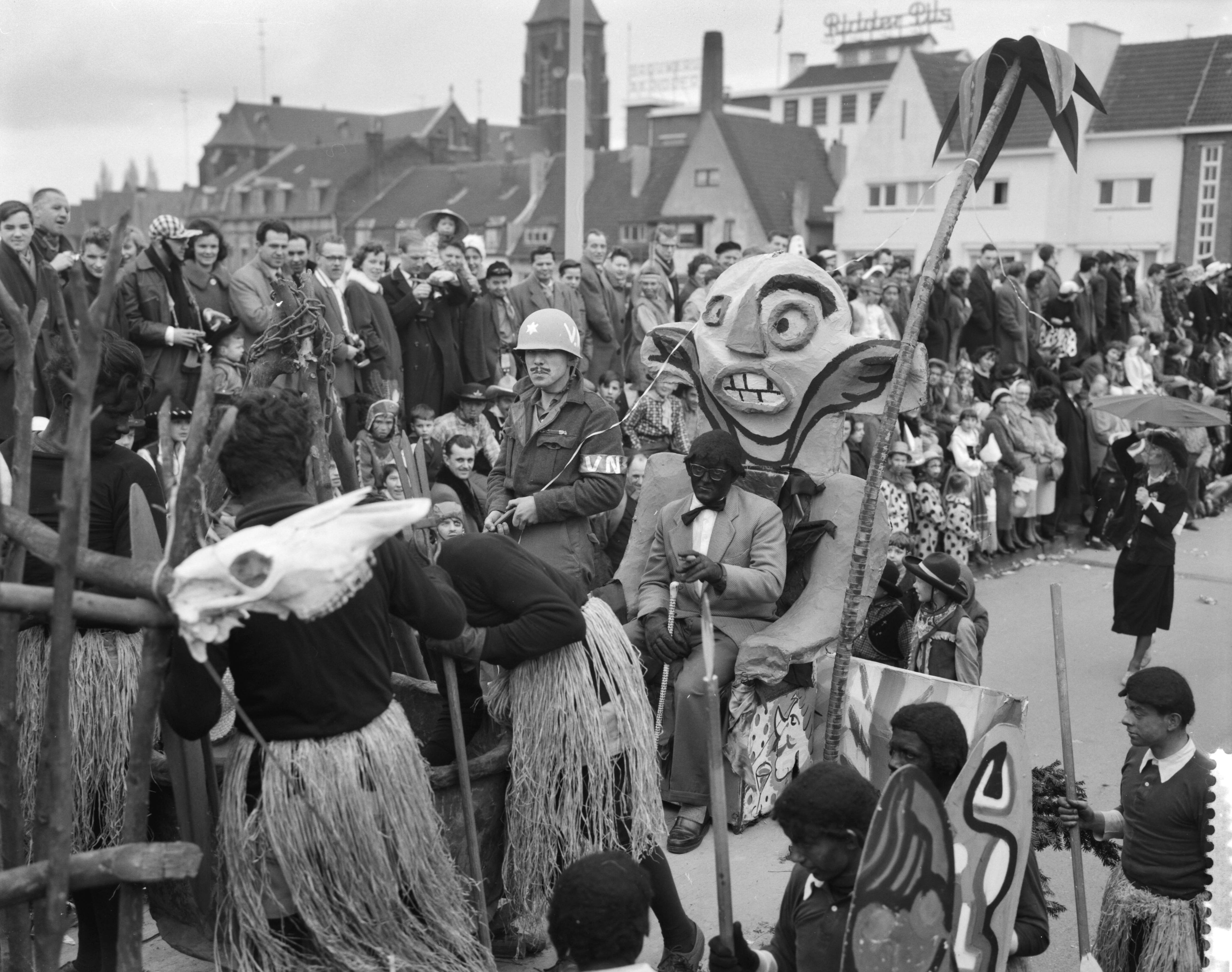 Fotocollectie Anefo — Carnavalsoptocht in Maastricht — Foto: Rossem, Wim van / Anefo. Licentie: Set B: Rechtenvrij / Publiek Domein. Bron: Nationaal Archief. http://hdl.handle.net/10648/a9c8f652-d0b4-102d-bcf8-003048976d84
