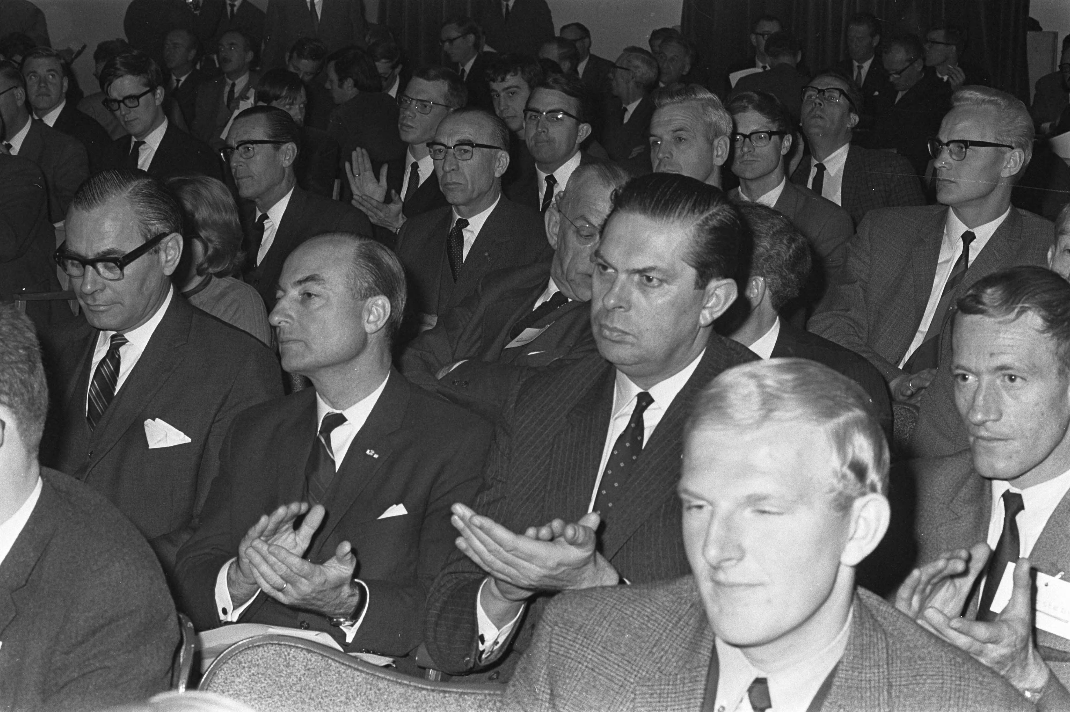 Fotocollectie Anefo — Congres Christen Radicalen te Scheveningen. Tijdens congres fractievoorzitter CHU Jur Mellema, fractievoorzitter Norbert Schmelzer en M. Biesheuvel, rechts vooraan Jurgens — Foto: Kroon, Ron / Anefo. Licentie: Set B: Rechtenvrij / Publiek Domein. Bron: Nationaal Archief. http://hdl.handle.net/10648/ab2cb7c2-d0b4-102d-bcf8-003048976d84