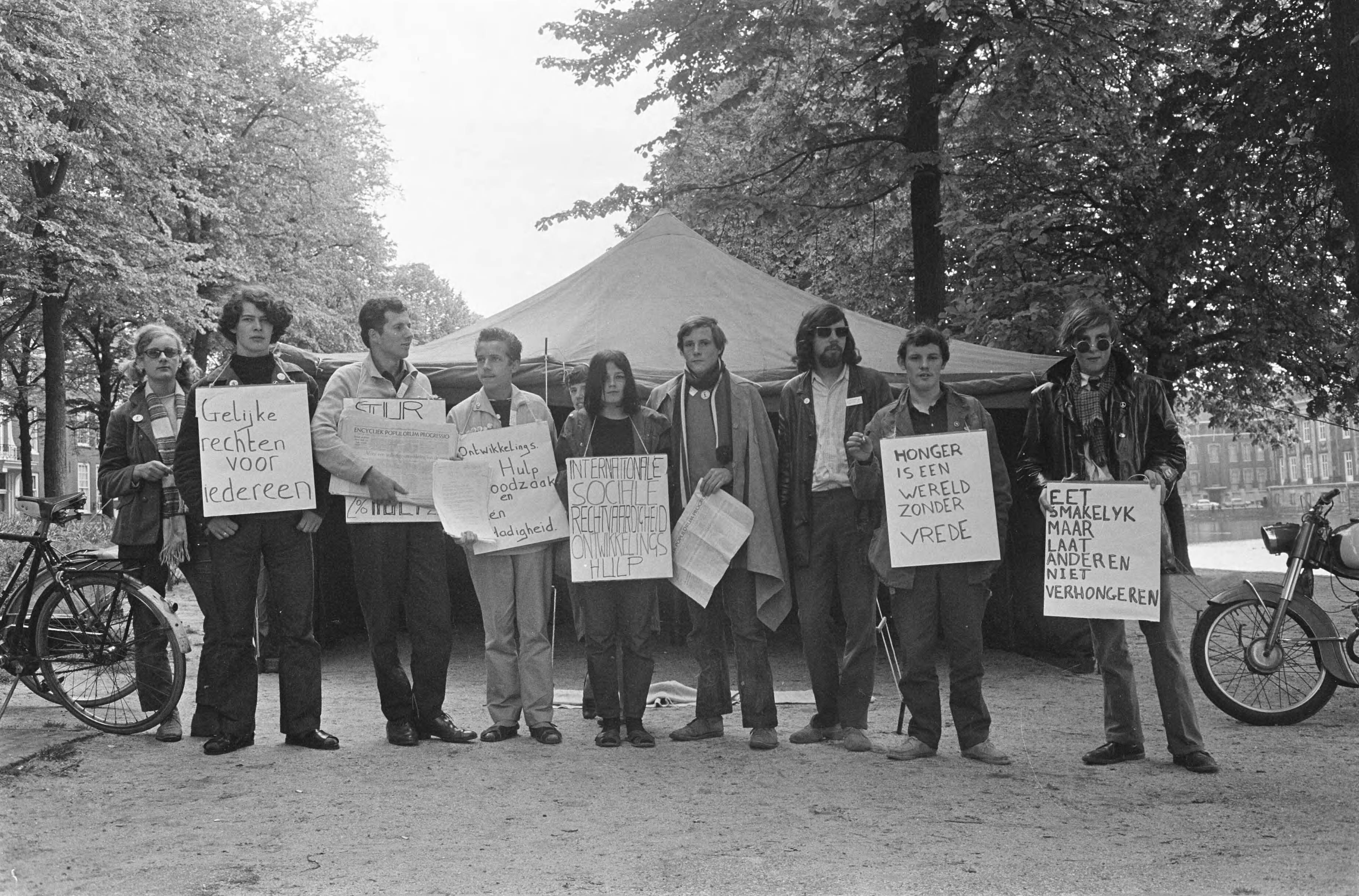 Fotocollectie Anefo — Hongerstaking van aantal jongeren in Den Haag , de stakers met borden — Foto: Koch, Eric / Anefo. Licentie: Set B: Rechtenvrij / Publiek Domein. Bron: Nationaal Archief. http://hdl.handle.net/10648/ab19f9d4-d0b4-102d-bcf8-003048976d84