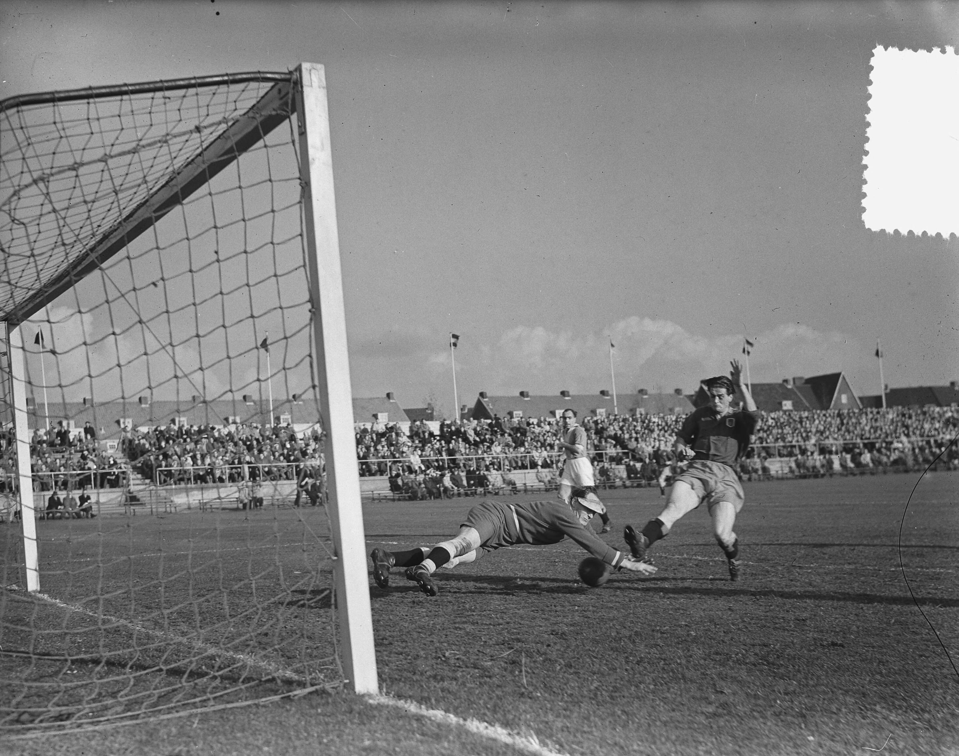 Fotocollectie Anefo — Voetbal. Haarlem tegen Go Ahead 3-2. Spelmoment voor het doel van Go Ahead — Foto: Noske, J.D. / Anefo. Licentie: Set B: Rechtenvrij / Publiek Domein. Bron: Nationaal Archief. http://hdl.handle.net/10648/a90203c6-d0b4-102d-bcf8-003048976d84