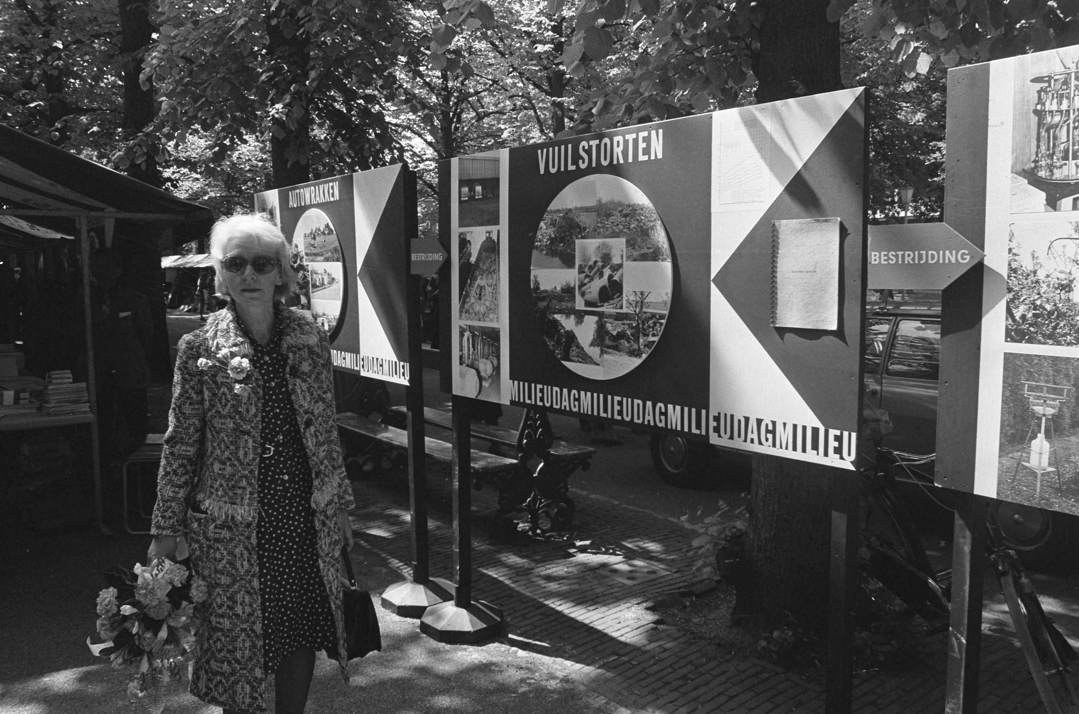 Fotocollectie Anefo — Minister mevrouw I. Vorrink opent milieu-markt in Den Haag i.v.m. wereld-milieudag, Minister Vorrink bekijkt milieu-markt — Foto: Peters, Hans / Anefo. Licentie: Set B: Rechtenvrij / Publiek Domein. Bron: Nationaal Archief. http://hdl.handle.net/10648/ac2e389e-d0b4-102d-bcf8-003048976d84