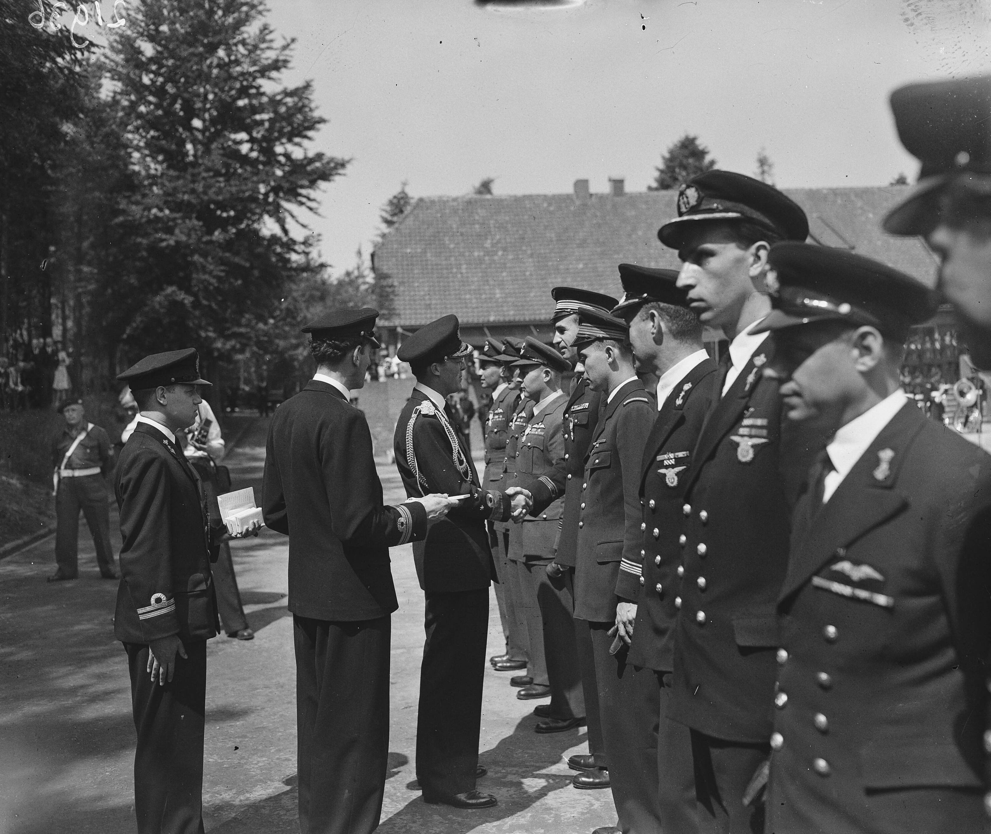 Uitreiking onderscheidingen door prins Bernhard — Prins Bernhard heeft in het Marine Opleidingskamp te Loosdrecht aan 39 Nederlandse, 3 Engelse en 2 Franse oorlogsvliegers vllegerskruisen uitgereikt voor betoonde moed en plichtsbetrachting — Foto: Wisman, Bram / Anefo. Licentie: Set B: Rechtenvrij / Publiek Domein. Bron: Nationaal Archief. http://hdl.handle.net/10648/a8a8d9f4-d0b4-102d-bcf8-003048976d84