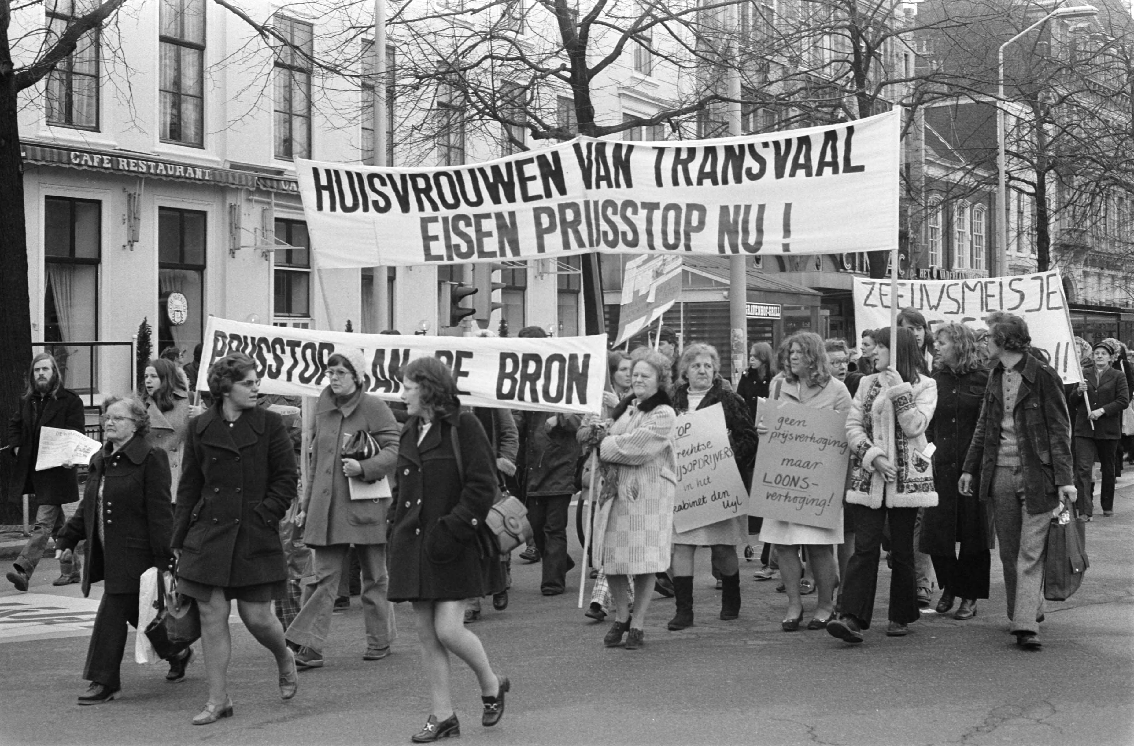 Demonstratie van huisvrouwen tegen het prijsbeleid in Den Haag — Den Haag|Zuid-Holland|huisvrouwen |spandoeken |demonstraties — Foto: Fotograaf Onbekend / Anefo. Licentie: Set B: Rechtenvrij / Publiek Domein. Bron: Nationaal Archief. http://hdl.handle.net/10648/ac41d8fe-d0b4-102d-bcf8-003048976d84