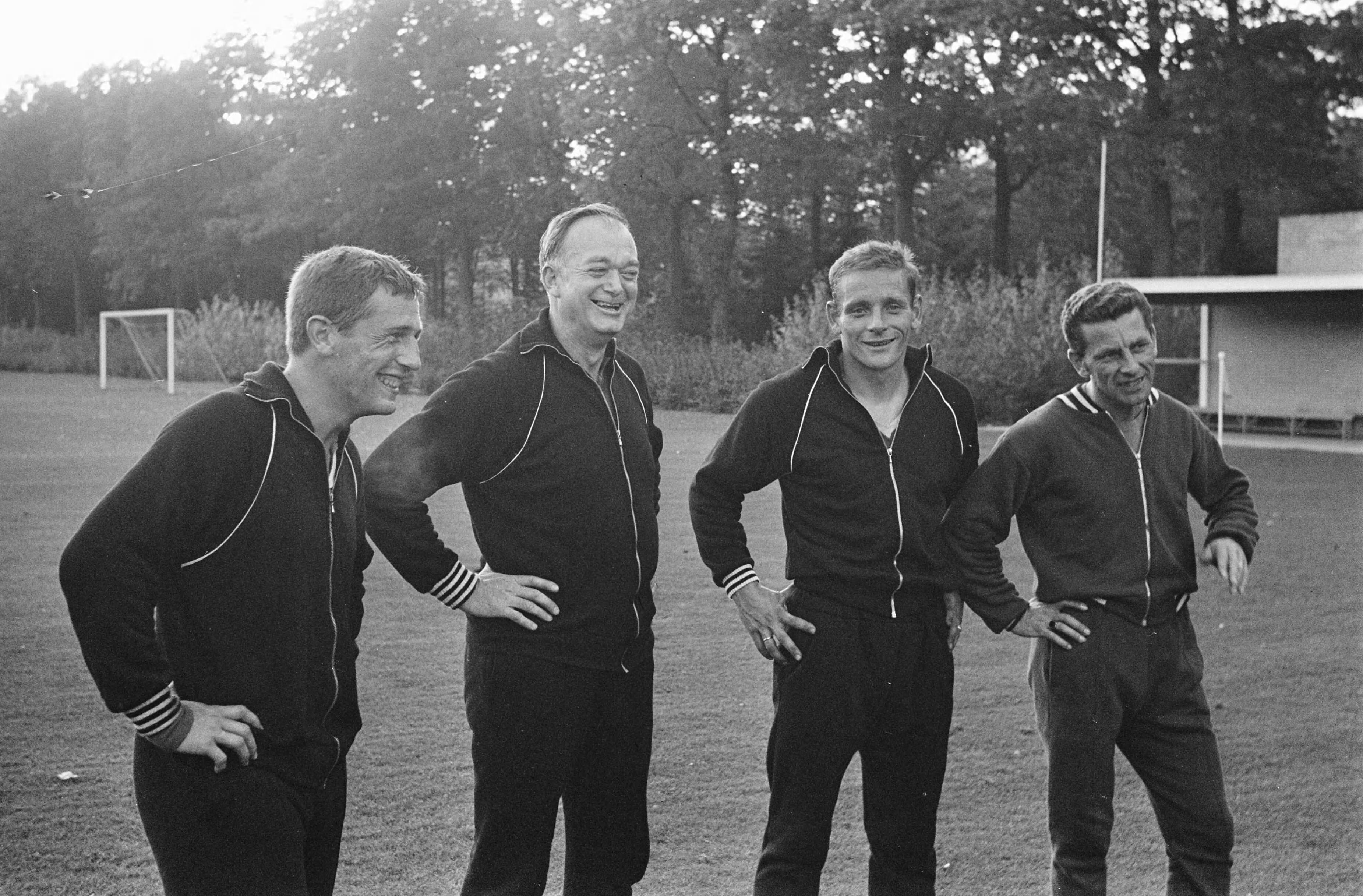 Fotocollectie Anefo — Training Nederlands elftal te Zeist, bondscoach Denis Neville (2e van links) met v.l.n.r. Geurtsen, Franssen en Clavan — Foto: Koch, Eric / Anefo. Licentie: Set B: Rechtenvrij / Publiek Domein. Bron: Nationaal Archief. http://hdl.handle.net/10648/aa7ee124-d0b4-102d-bcf8-003048976d84